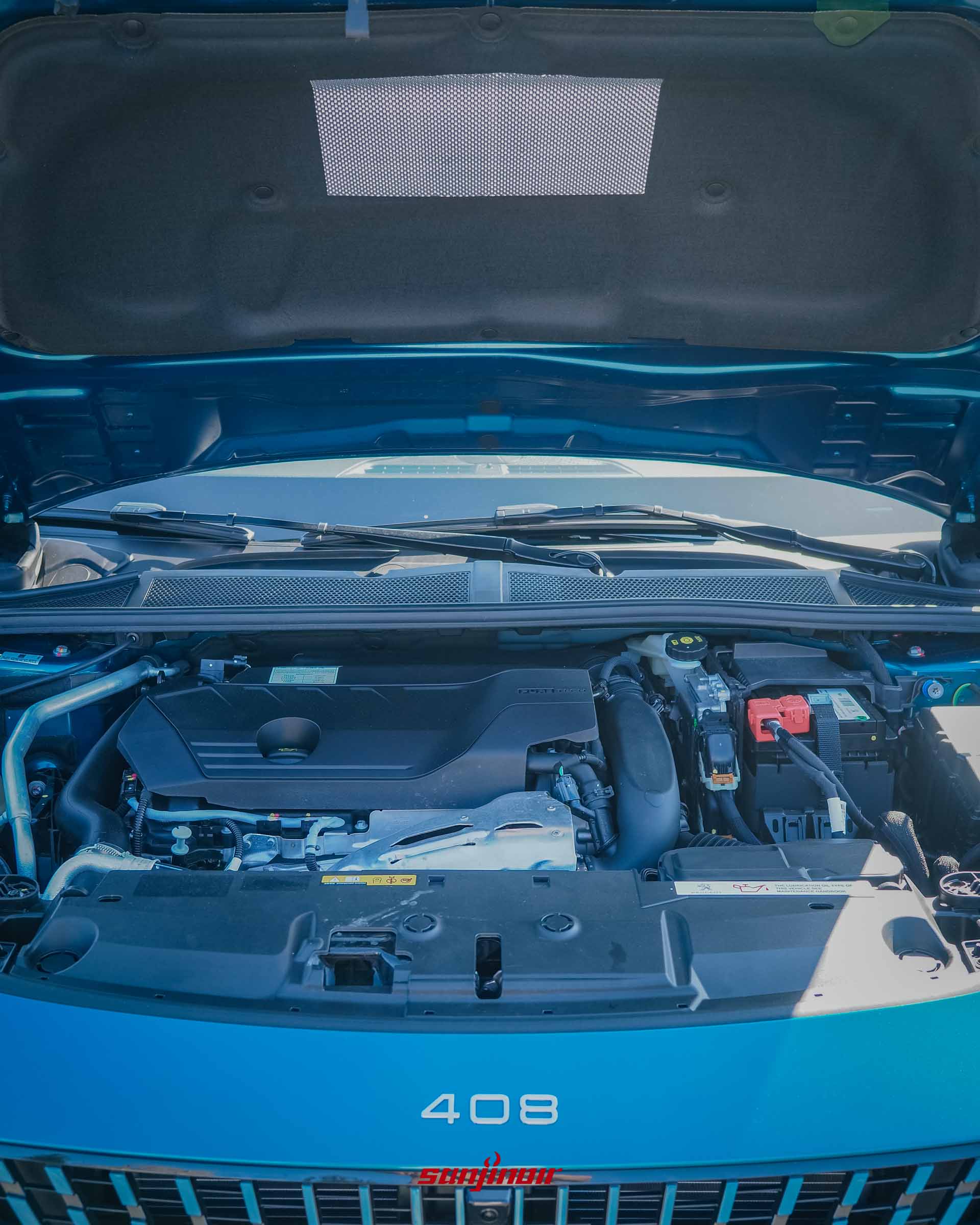 2026 PEUGEOT 408 GT Rapide引擎室特寫，搭載1.6升PureTech直列四缸渦輪增壓汽油引擎。