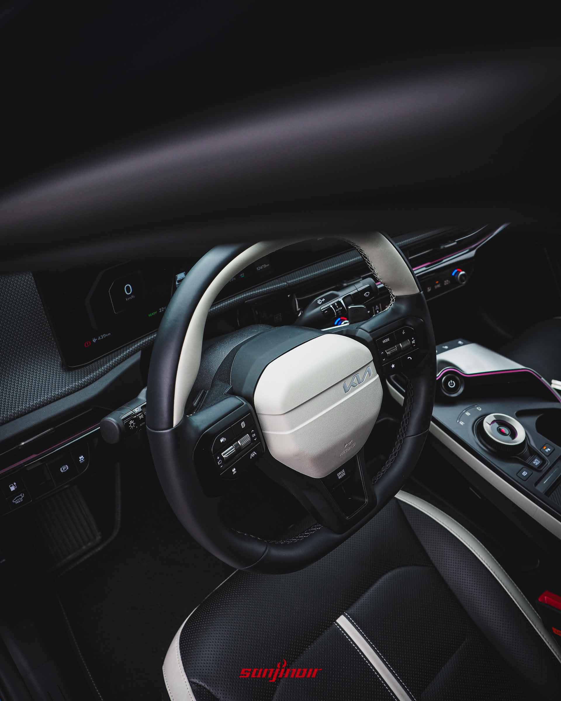 Kia EV6 GT-Line小改款的方向盤特寫照片，展示多功能按鍵和Drive Mode按鍵。