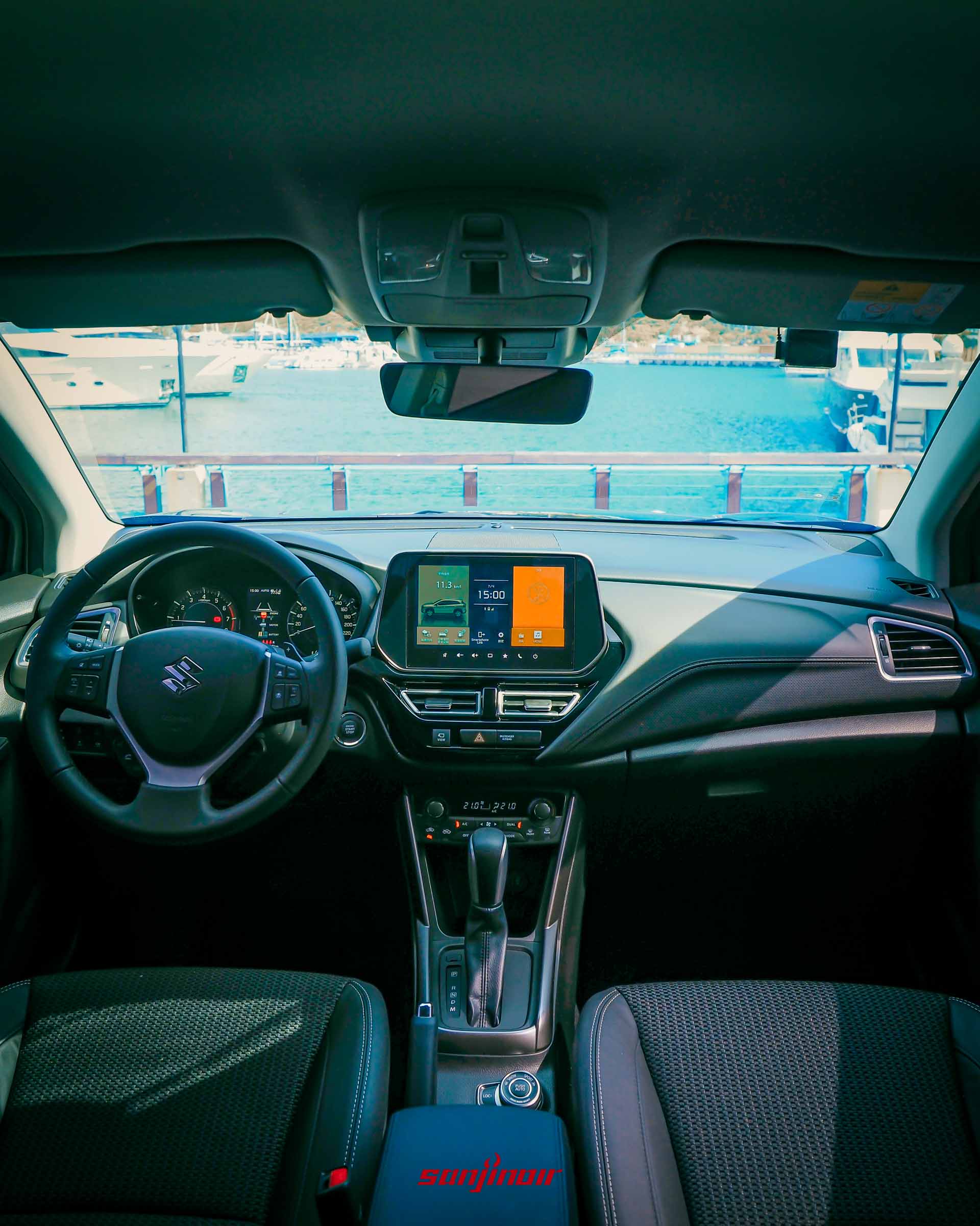 SUZUKI S-Cross Allgrip內裝全景，包含方向盤、中控螢幕與排檔座。