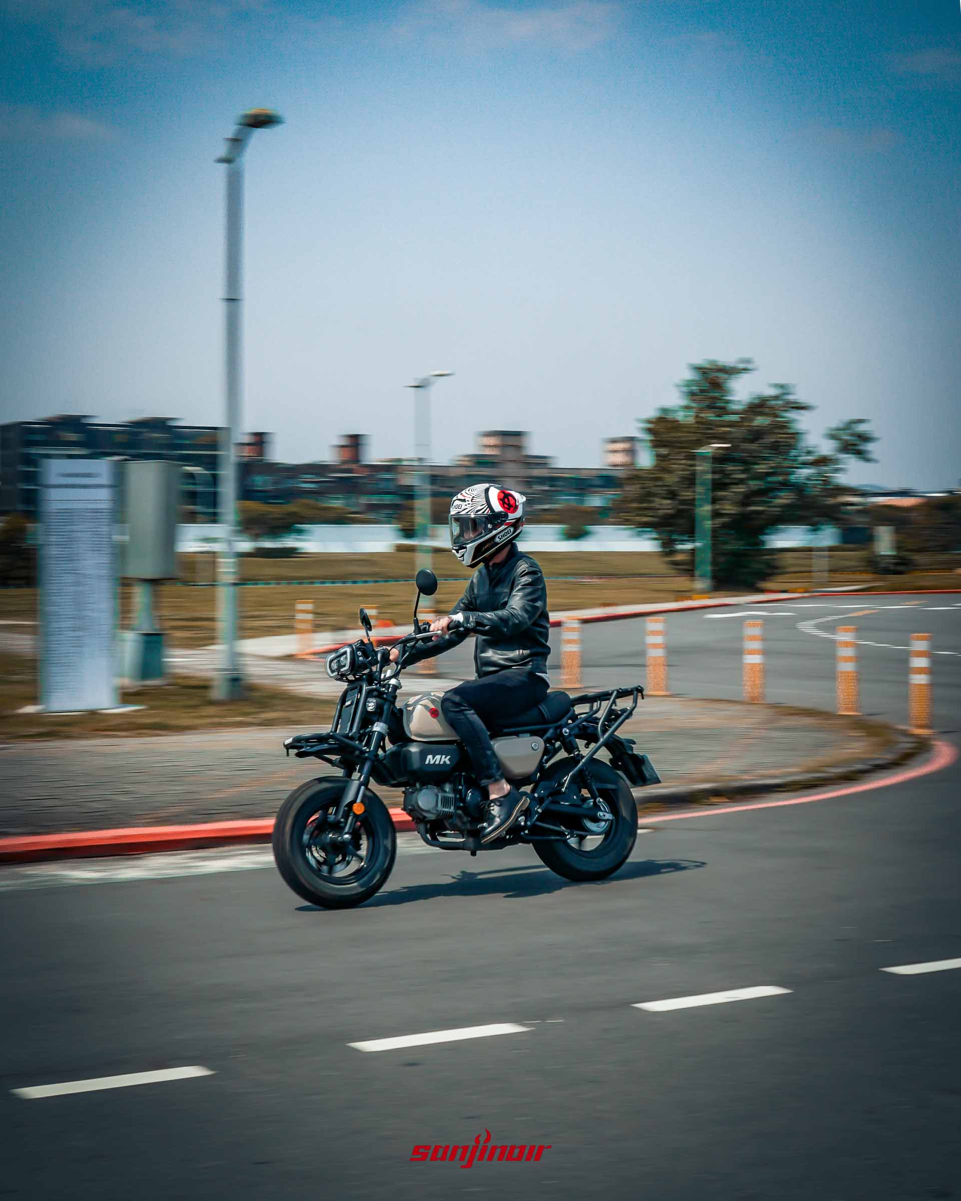 騎士騎乘Aeontek MK150在道路上平穩巡航的動態追焦攝影（右側視角），展現輕鬆的騎乘姿勢。