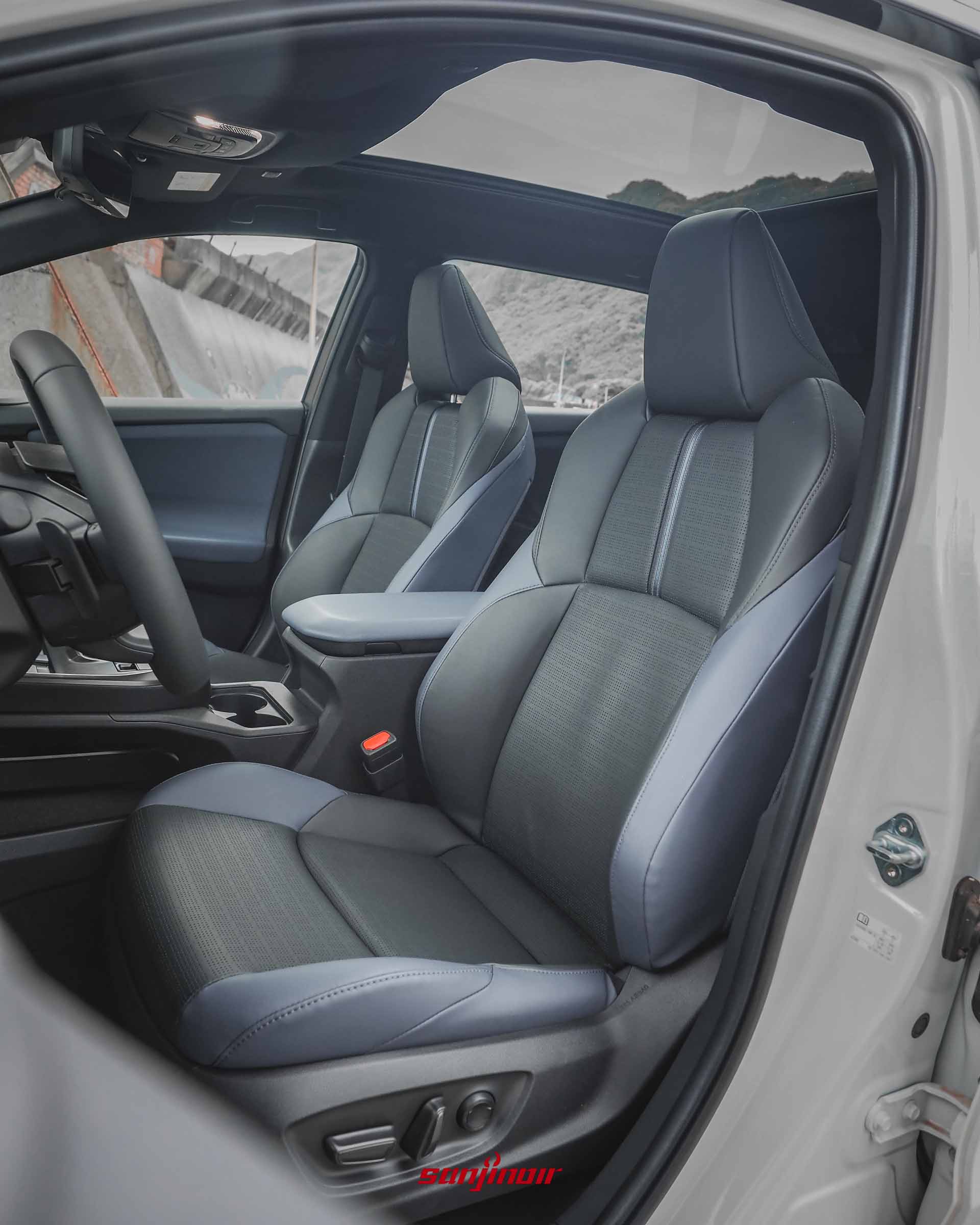 Subaru Solterra XT前座黑藍雙色真皮座椅特寫，車門為開啟狀態。
