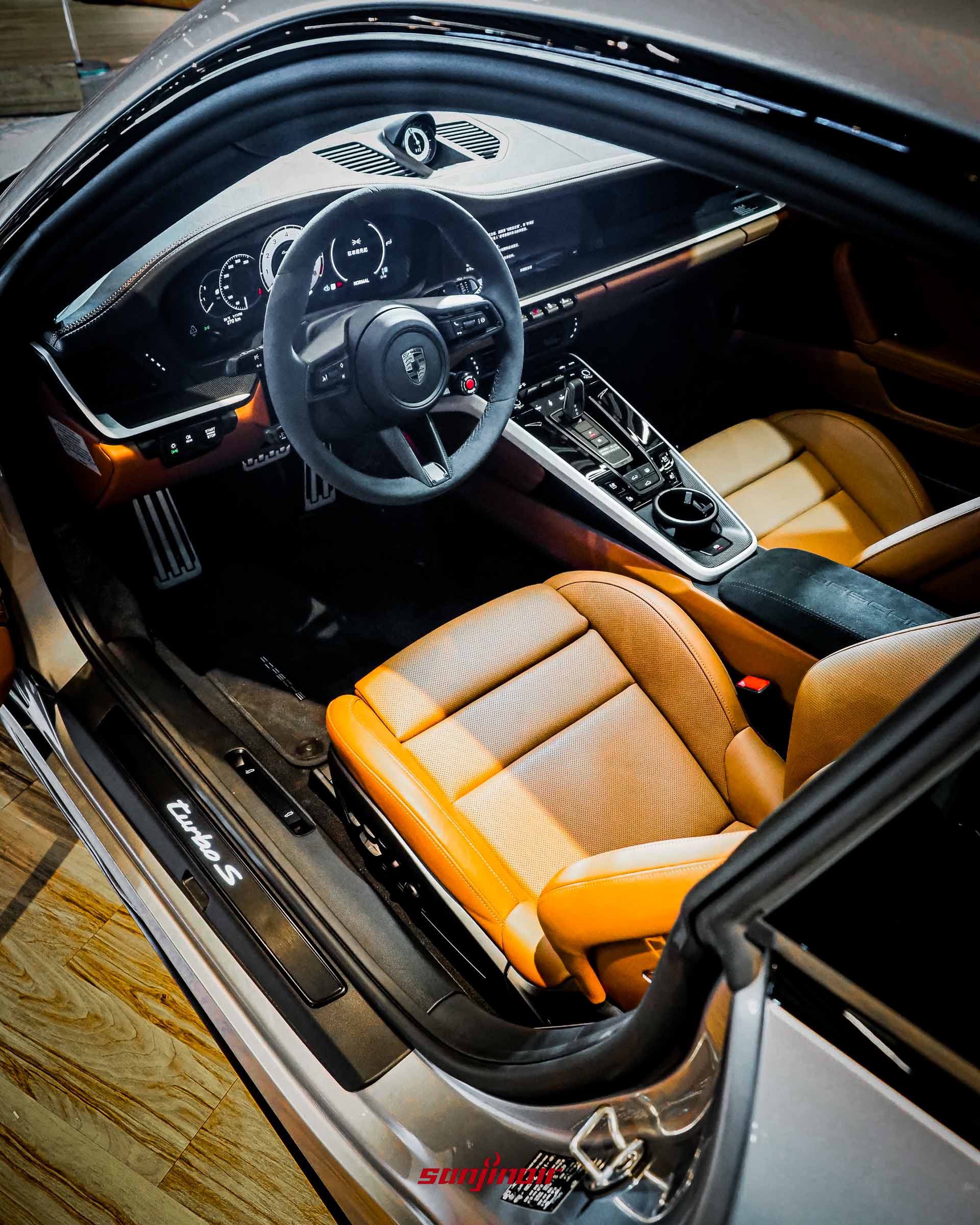2026 Porsche 911 Turbo S前座座艙全景與中控台設計。