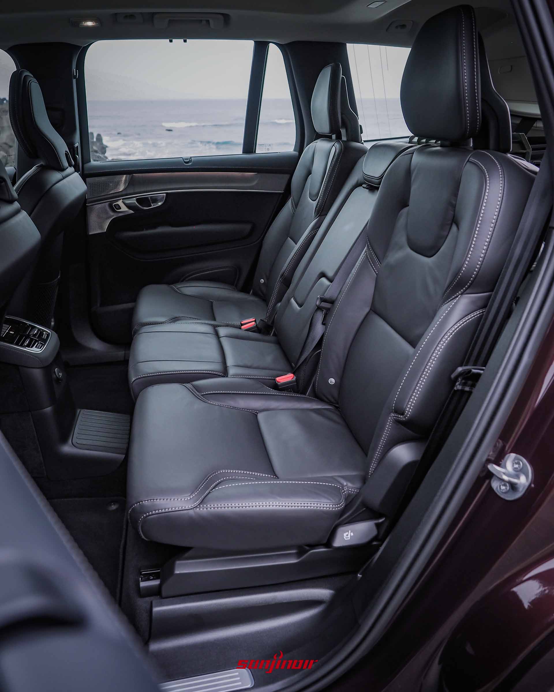 Volvo XC90 T8 Ultra的第二排三人座後座空間,全皮革鋪陳且具備優異的膝部與頭部空間。