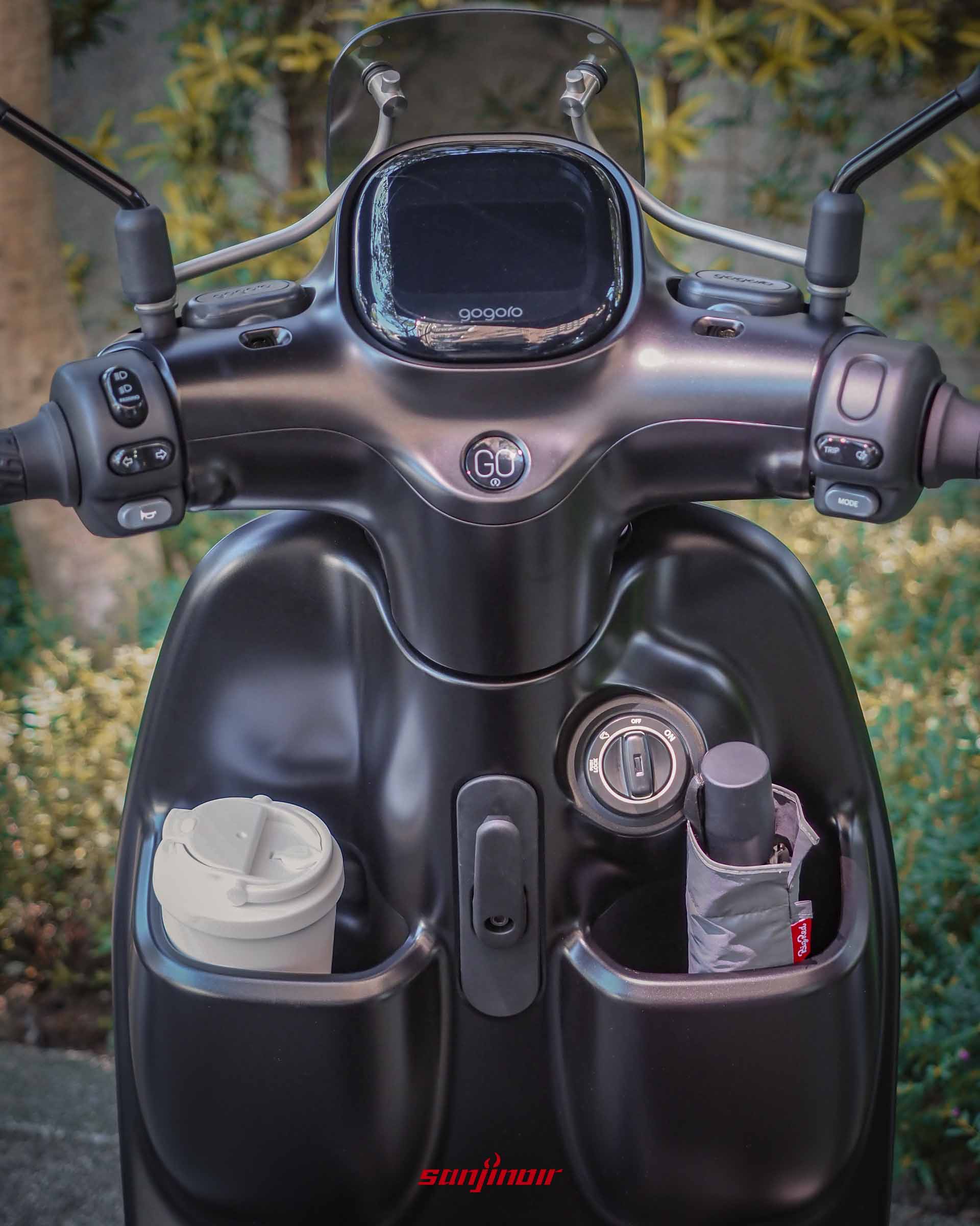 霧面銀白色Gogoro Luna電動機車的儀表與雙置杯架細節,呈現SBS前後雙碟煞拉桿。