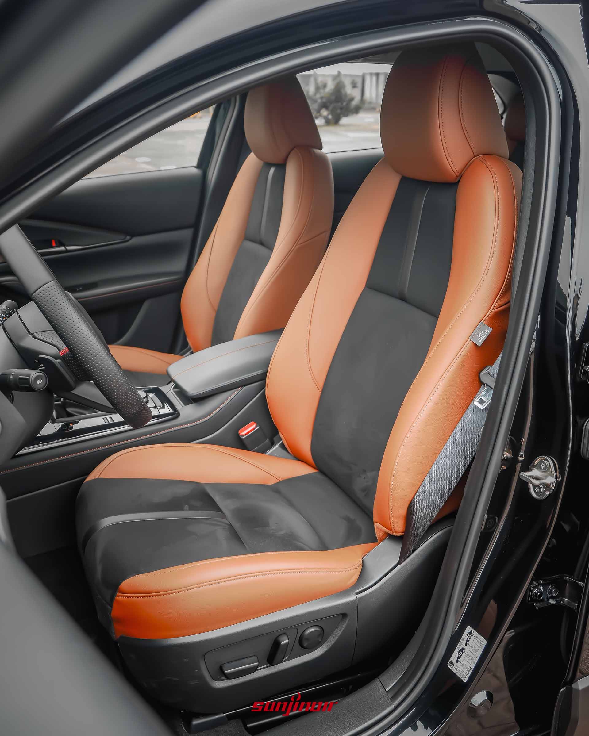 MAZDA CX-30 20S Homura前座特寫,展示由橘紅皮質與黑色Leganu麂皮拼接而成的運動化座椅。