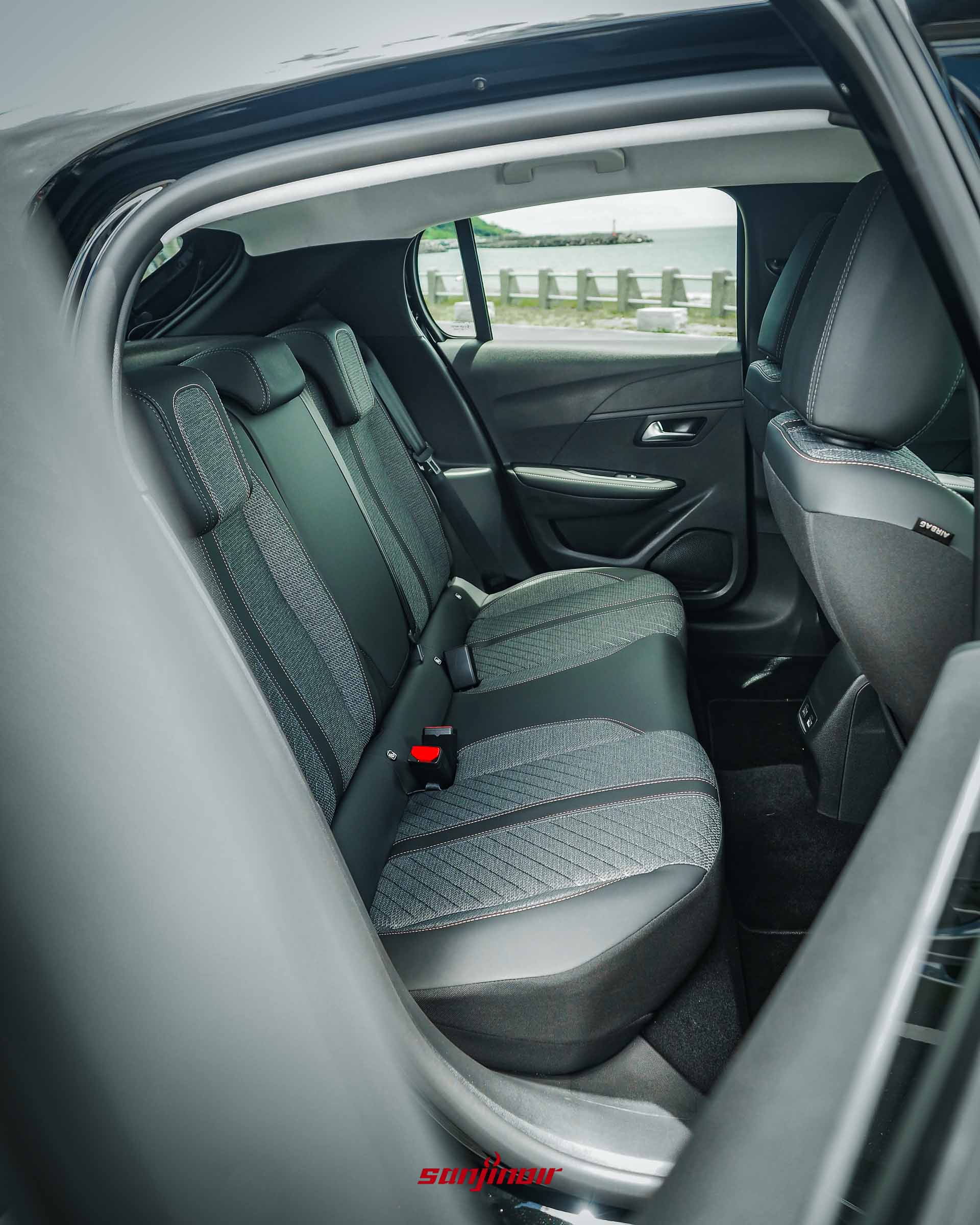 PEUGEOT 208 Hybrid後座空間與座椅配置視角。