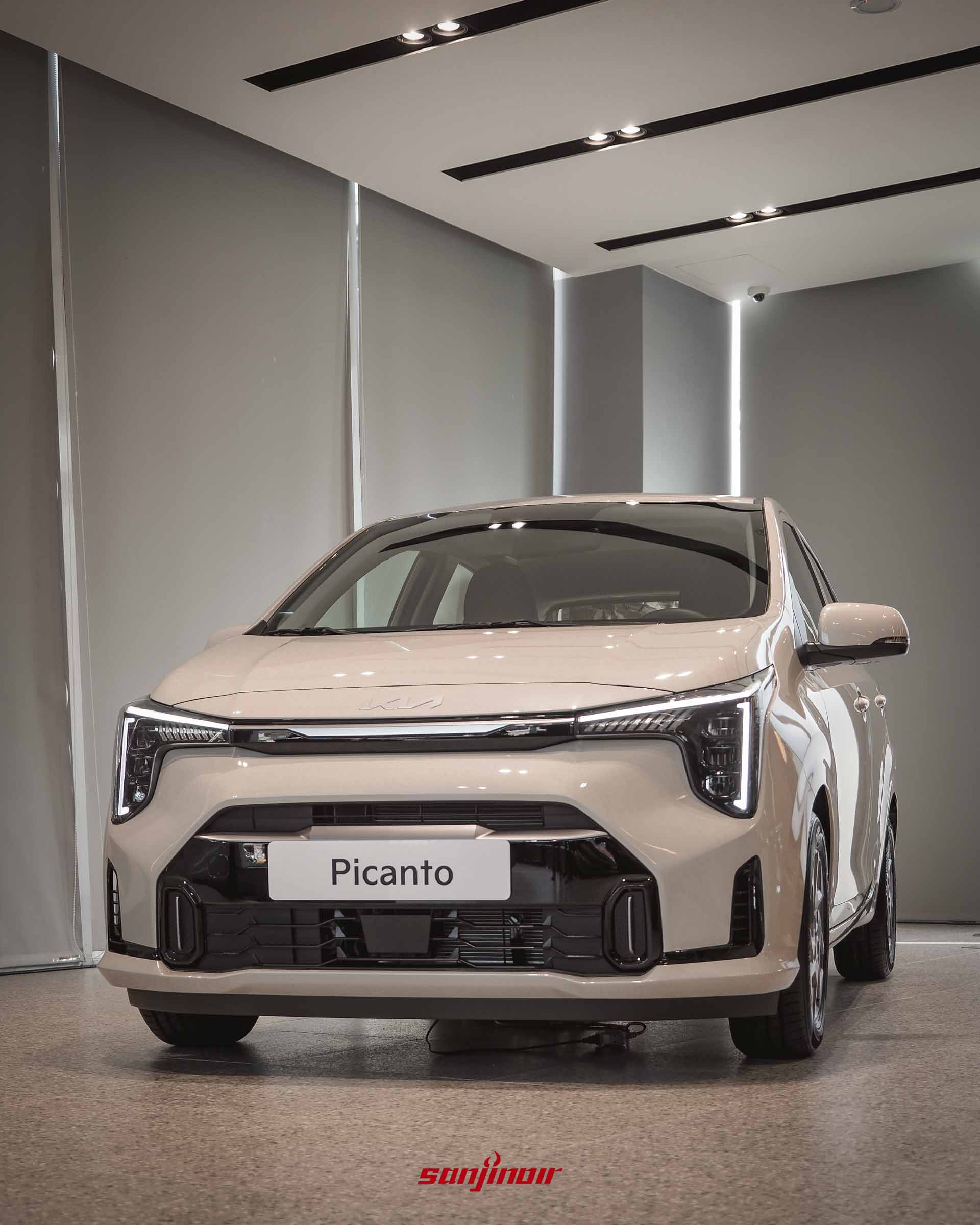 正前方視角的Kia Picanto Cappuccino Edition,清晰展現左右兩側星圖LED日行燈亮起的樣貌與車頭幾何線條。