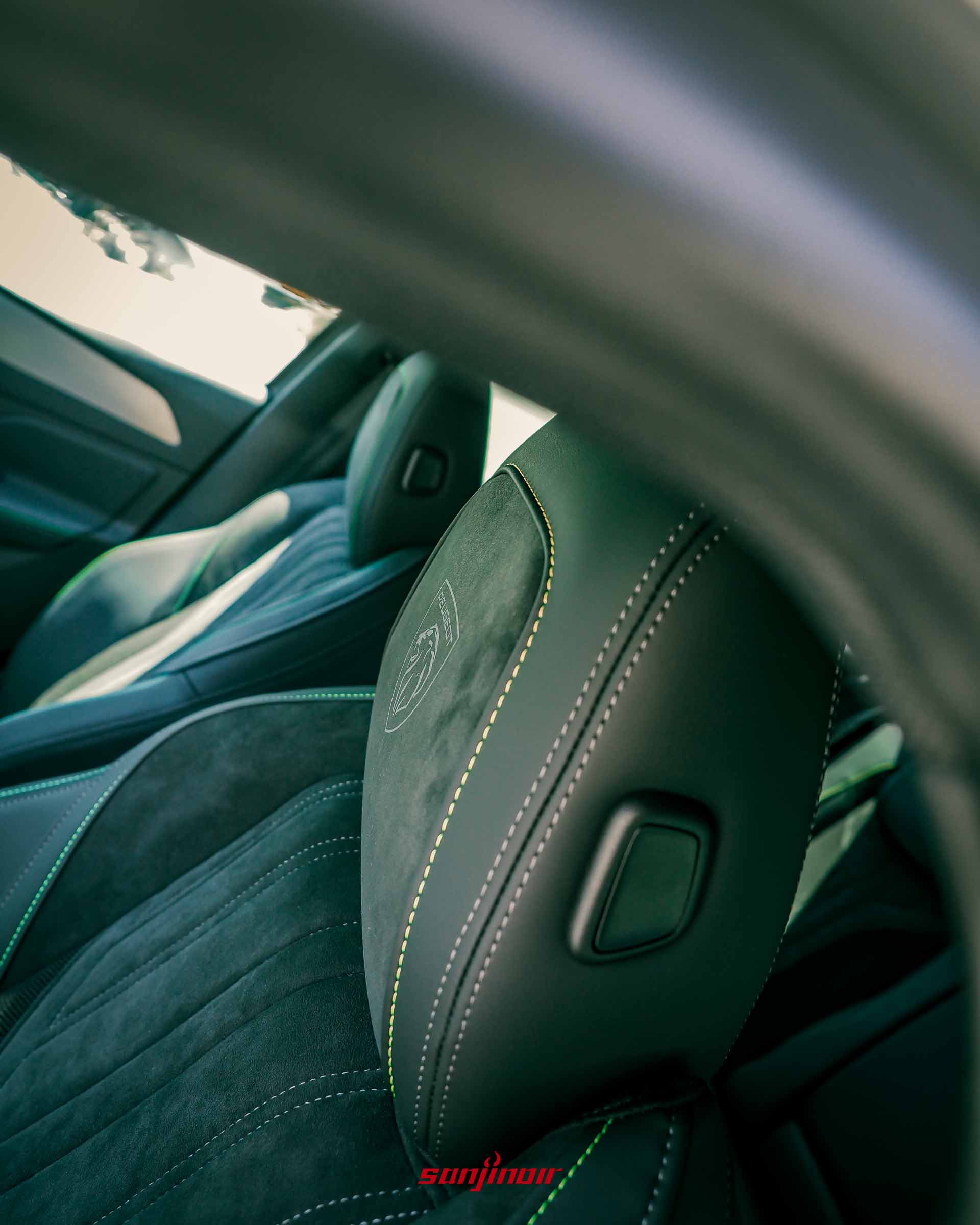PEUGEOT 408前座椅頭枕特寫,上面壓印有PEUGEOT獅子廠徽,邊緣有綠色縫線。