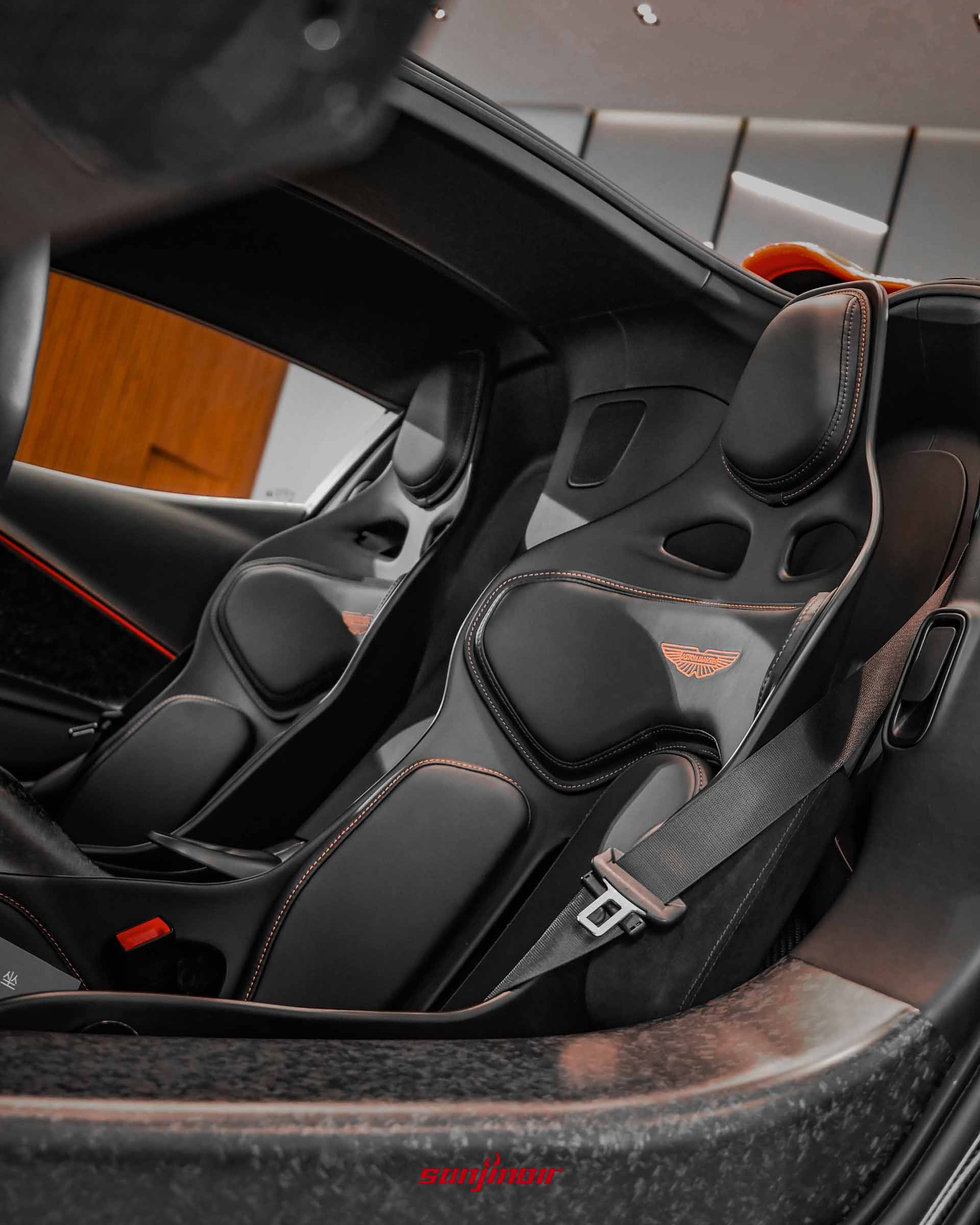 輕量化碳纖維賽車桶椅與皮革縫線細節