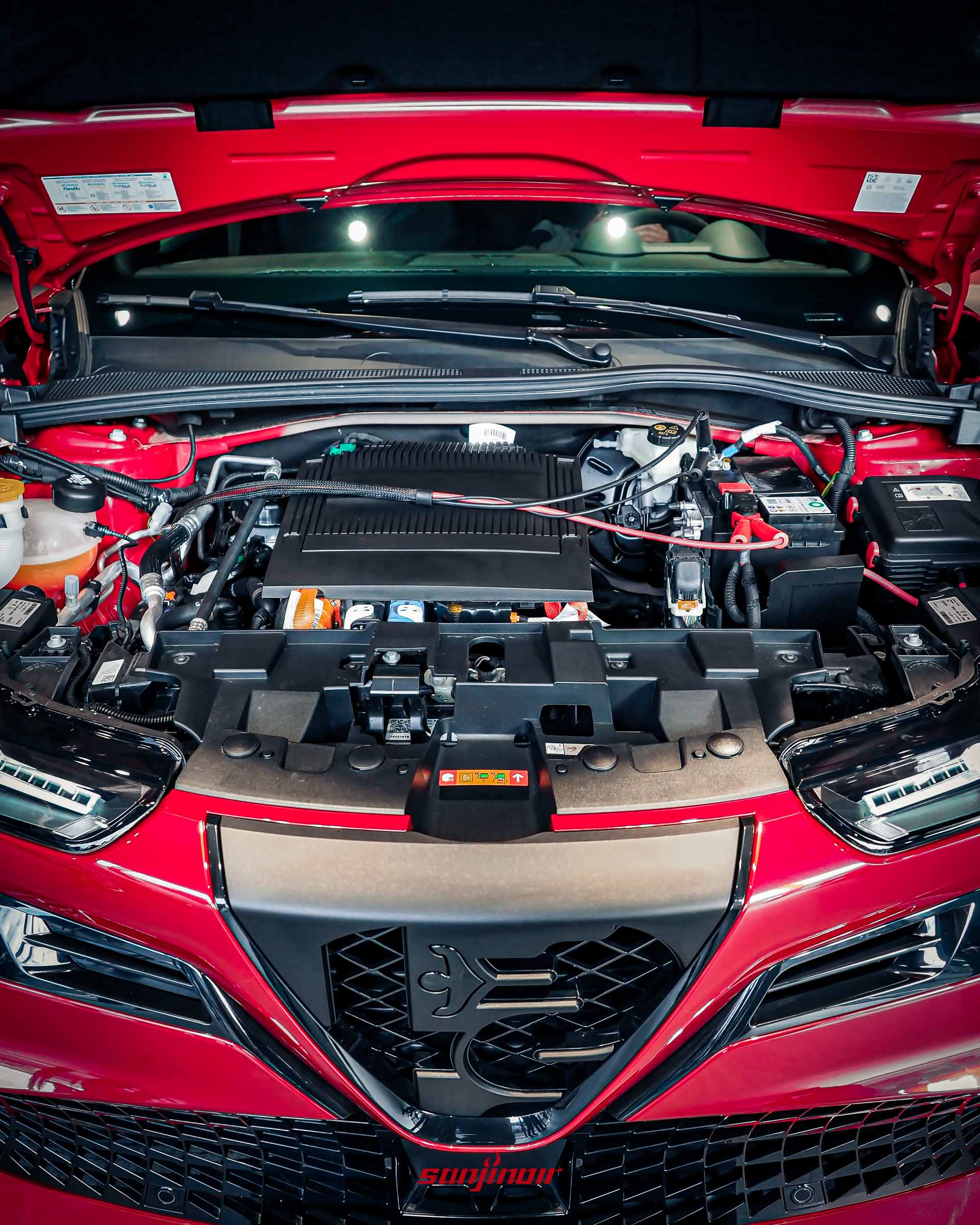 2026台北車展預拍Alfa Romeo Junior開啟引擎蓋，展示內部動力系統與機件配置。