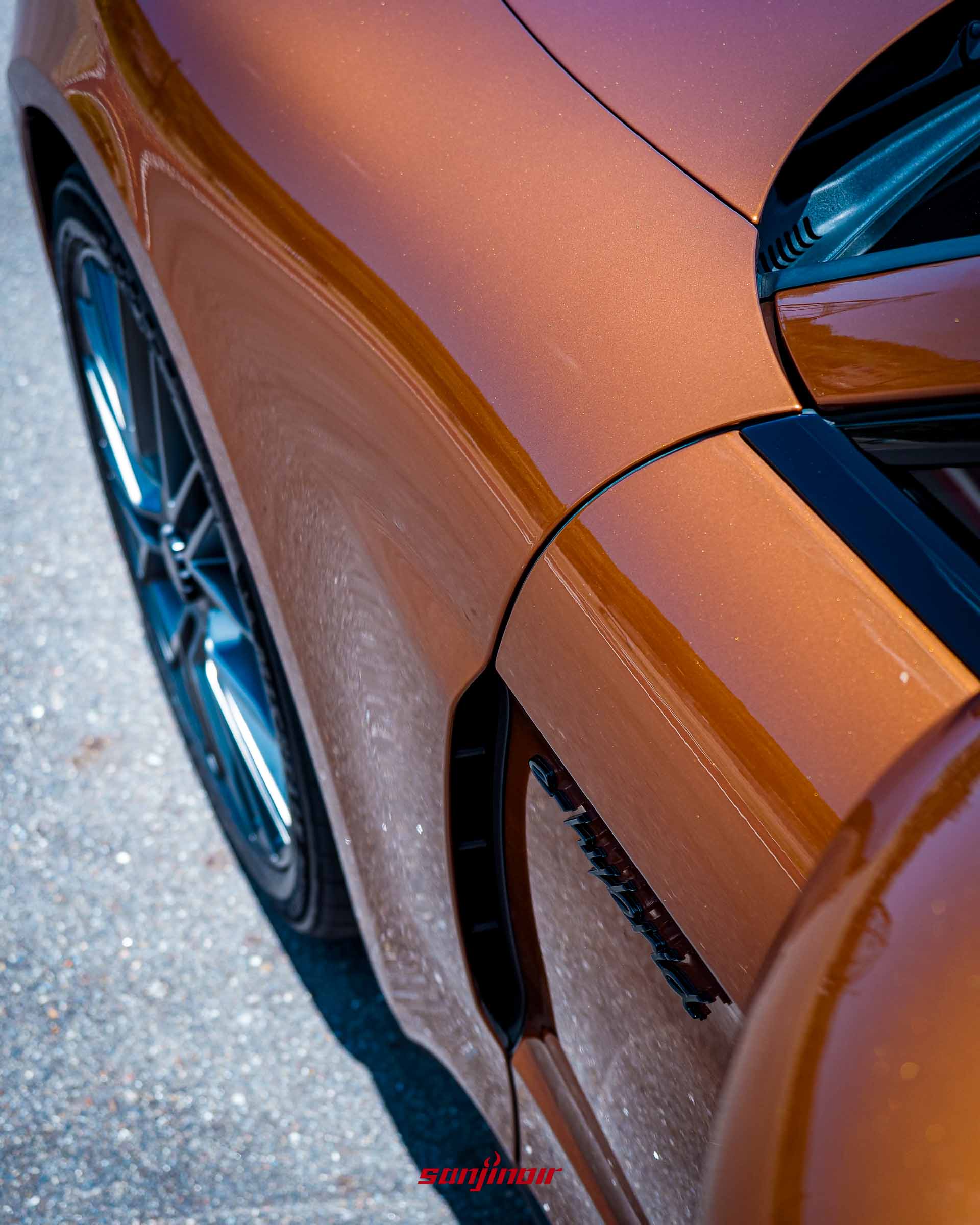 Porsche Panamera 車側導流孔與深色飾板細節特寫。