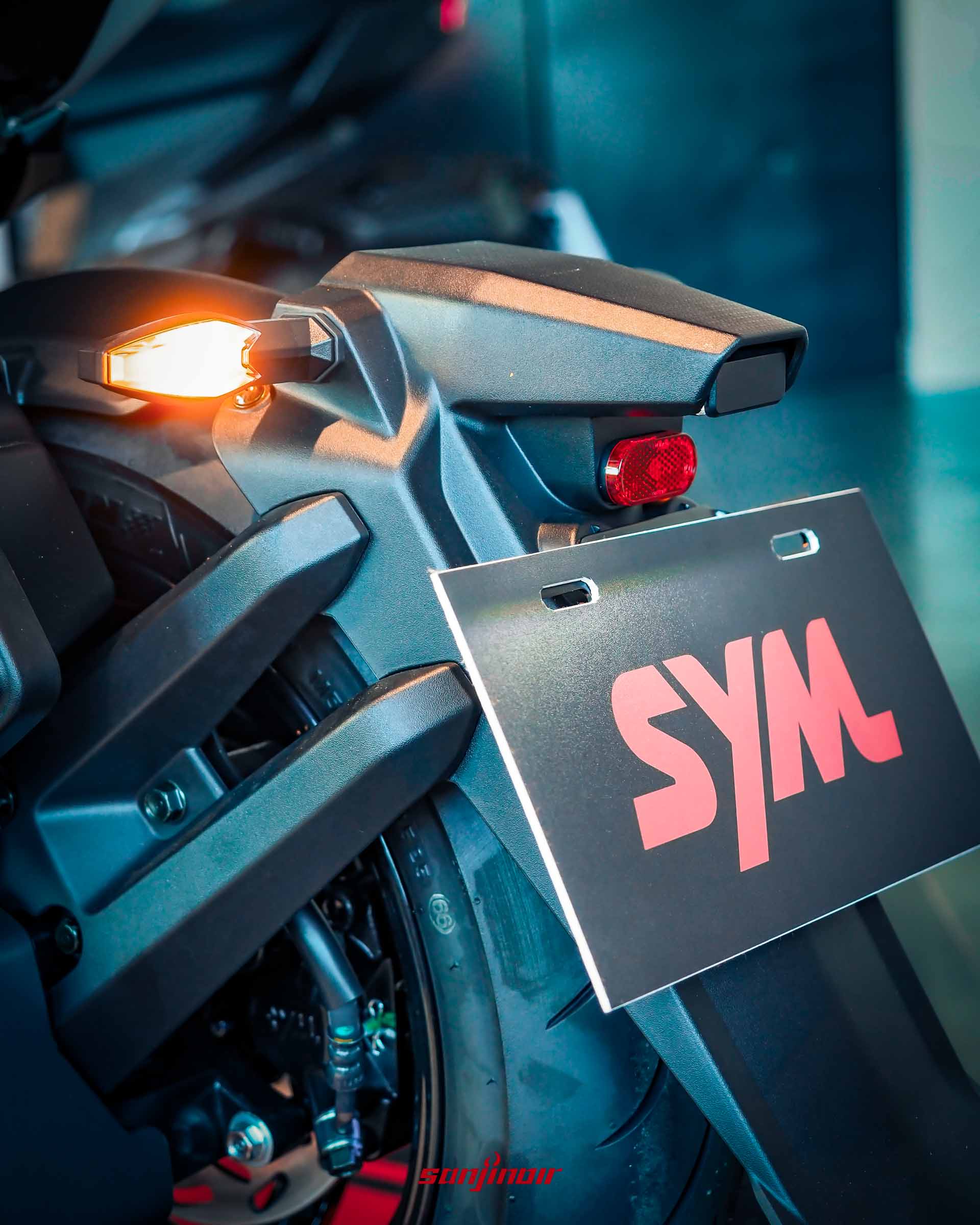 2026年式樣SYM DRGBT後輪土除、大牌架與分離式方向燈特寫。