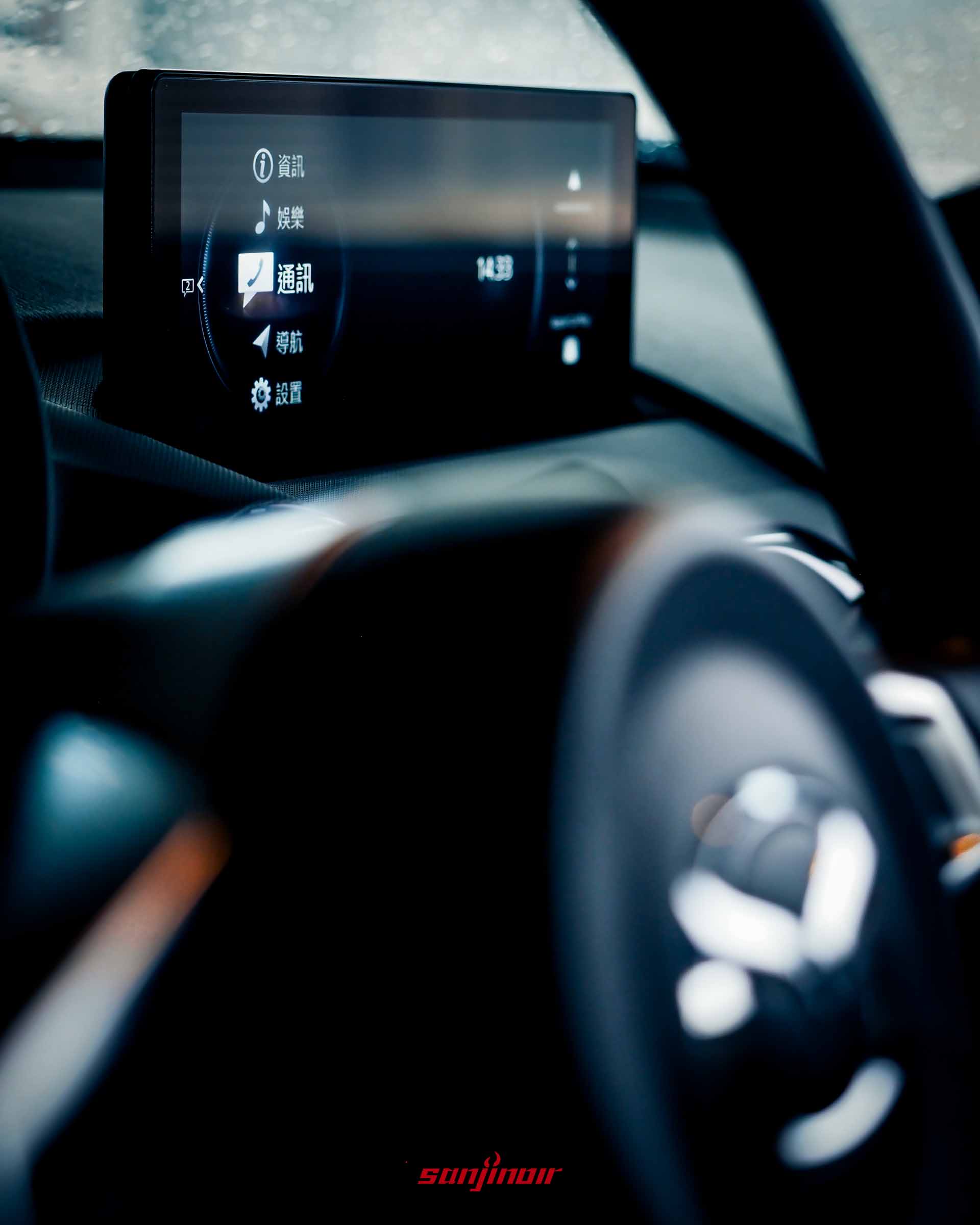 Mazda MX-5 RF 全新升級的8.8吋中控螢幕特寫,畫面正顯示 Mazda Connect 系統的通訊選單。