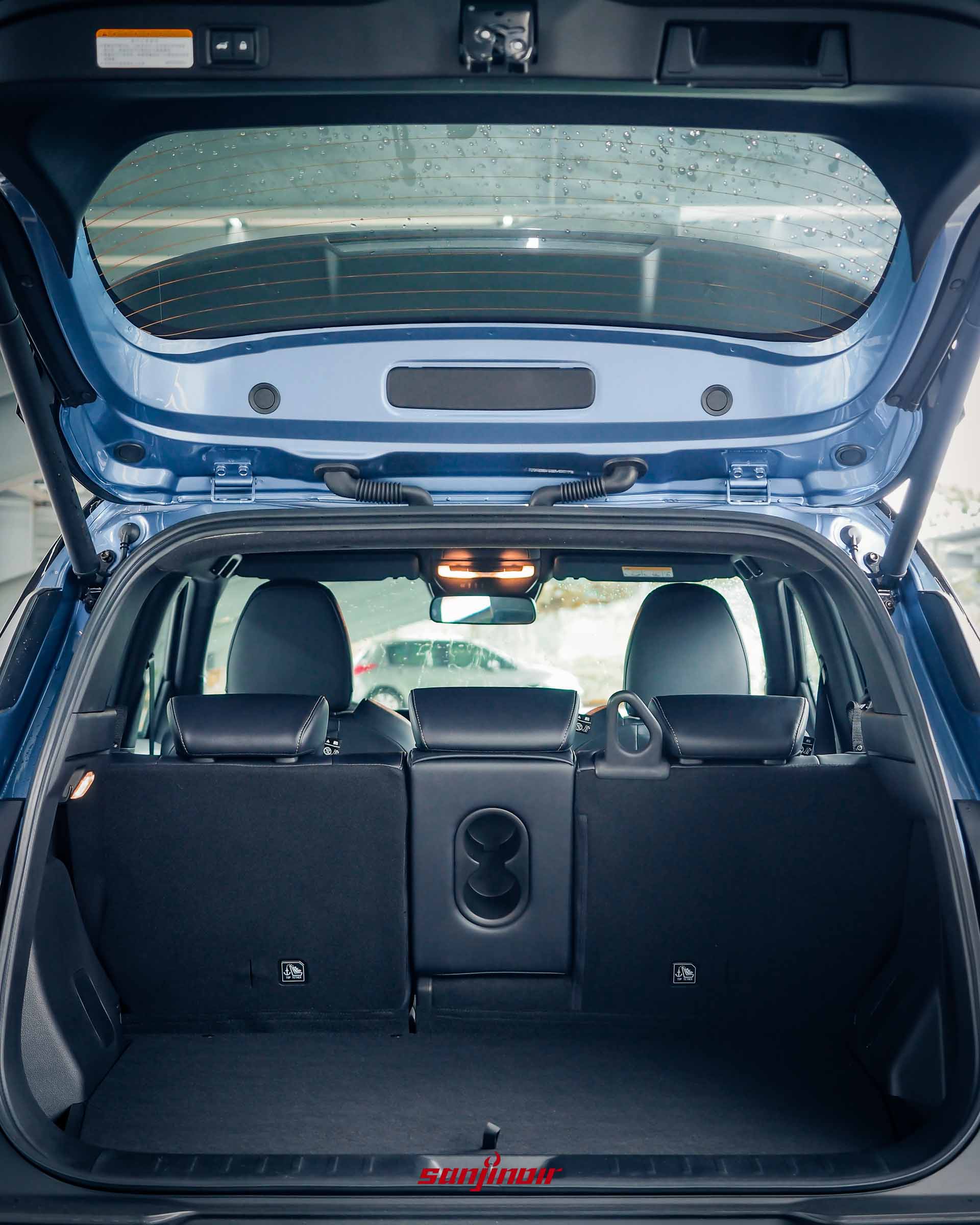 Mitsubishi XForce狂享版開啟後車廂，展示行李廂與後座椅背。