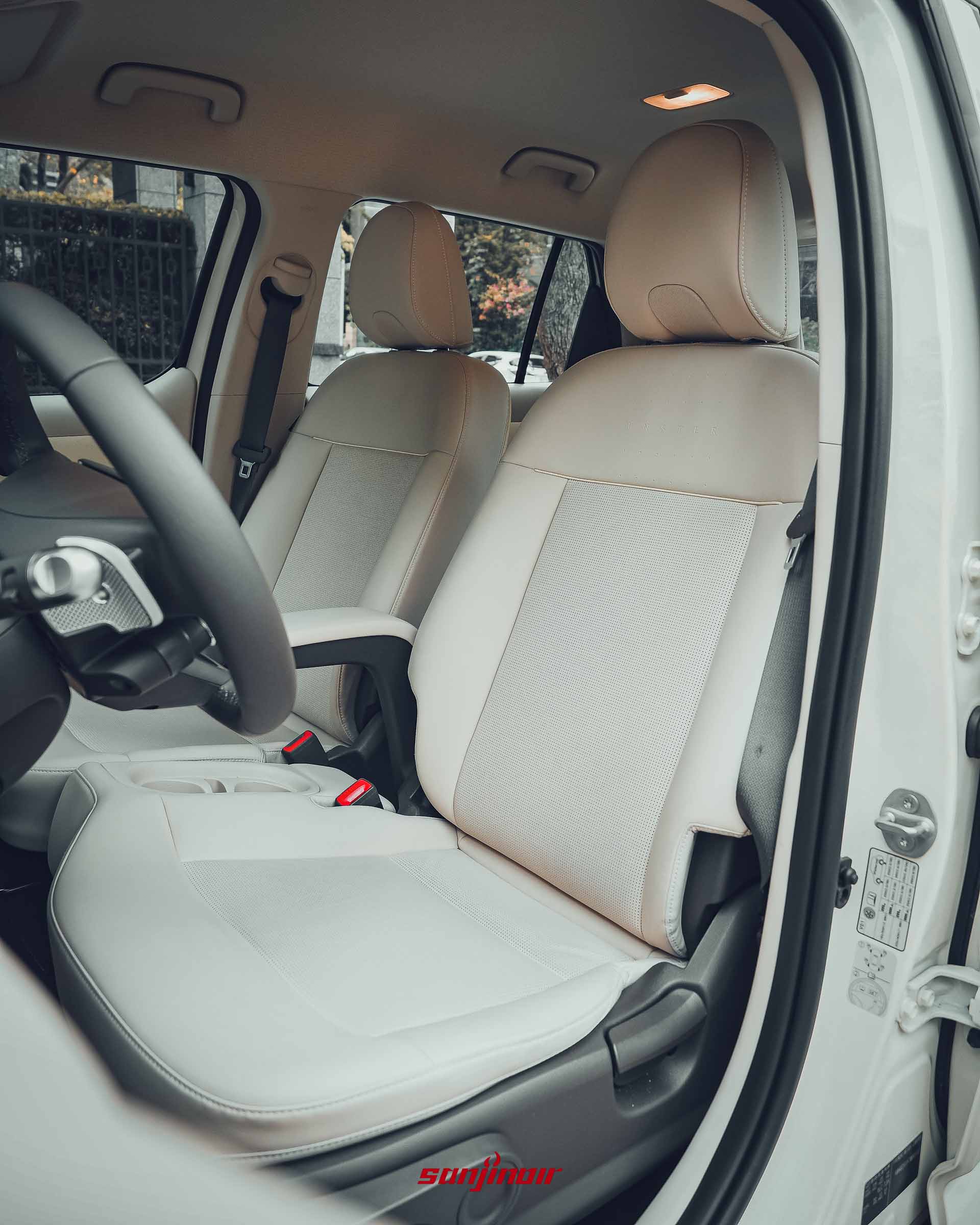 Hyundai Inster 前座座椅全景，展現寬大設計。