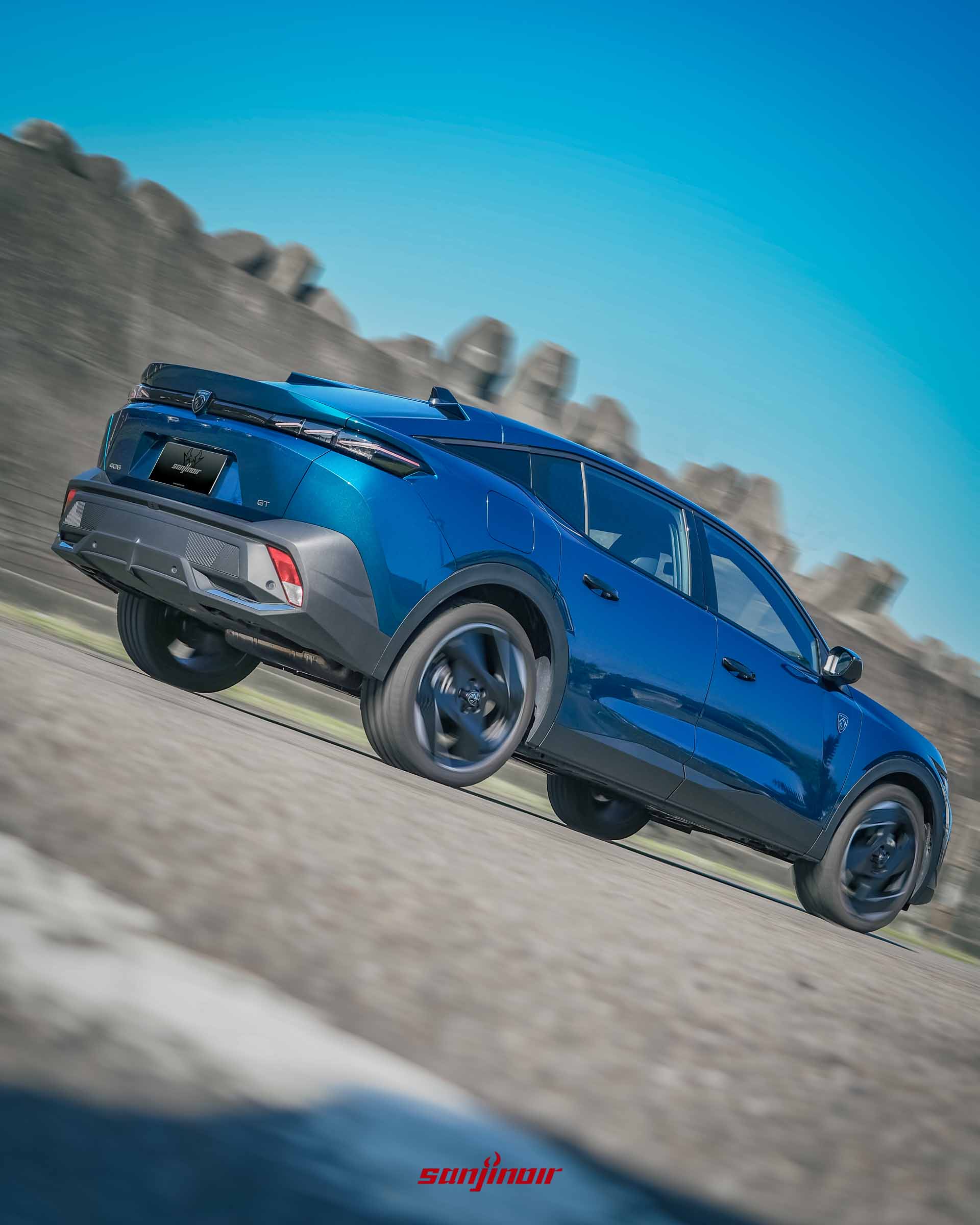 2026 PEUGEOT 408 GT Rapide於山道中高速過彎的動態追焦攝影，展現車身傾角與底盤穩定性。