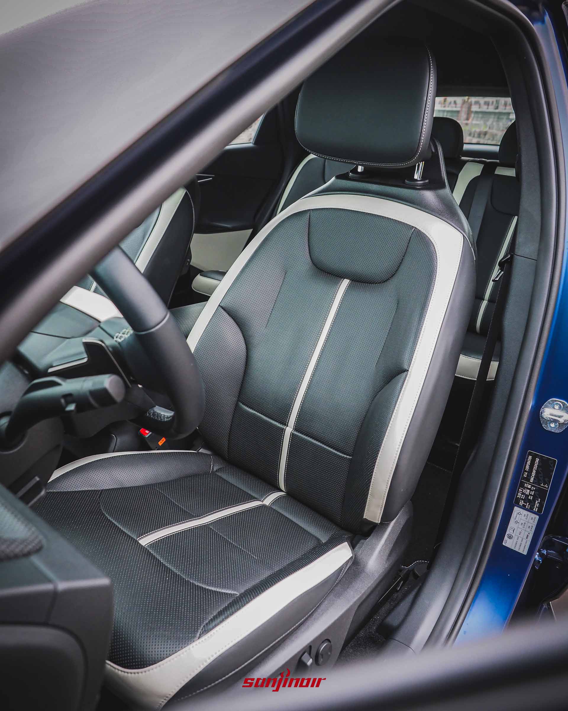 ia EV6 GT-Line小改款前座座椅特寫照片，展示黑白雙色純素皮革材質與打孔透氣設計。