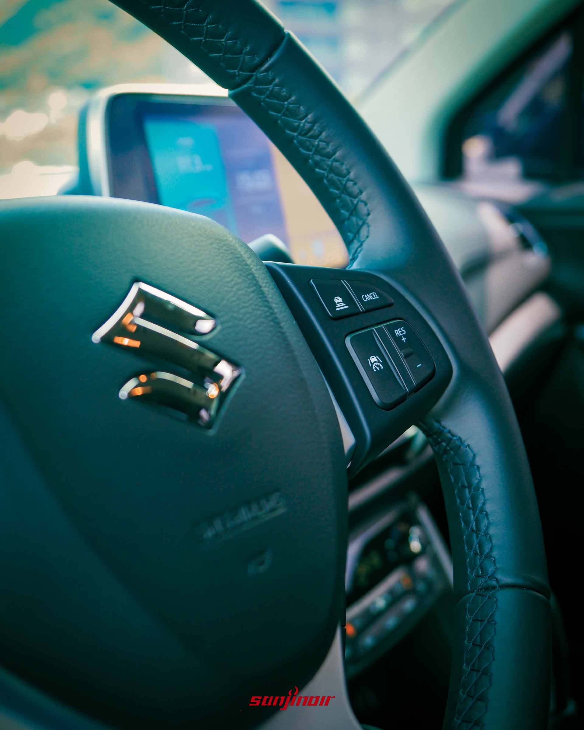 方向盤特寫，聚焦於右側的ACC與LKA車道維持輔助按鍵。