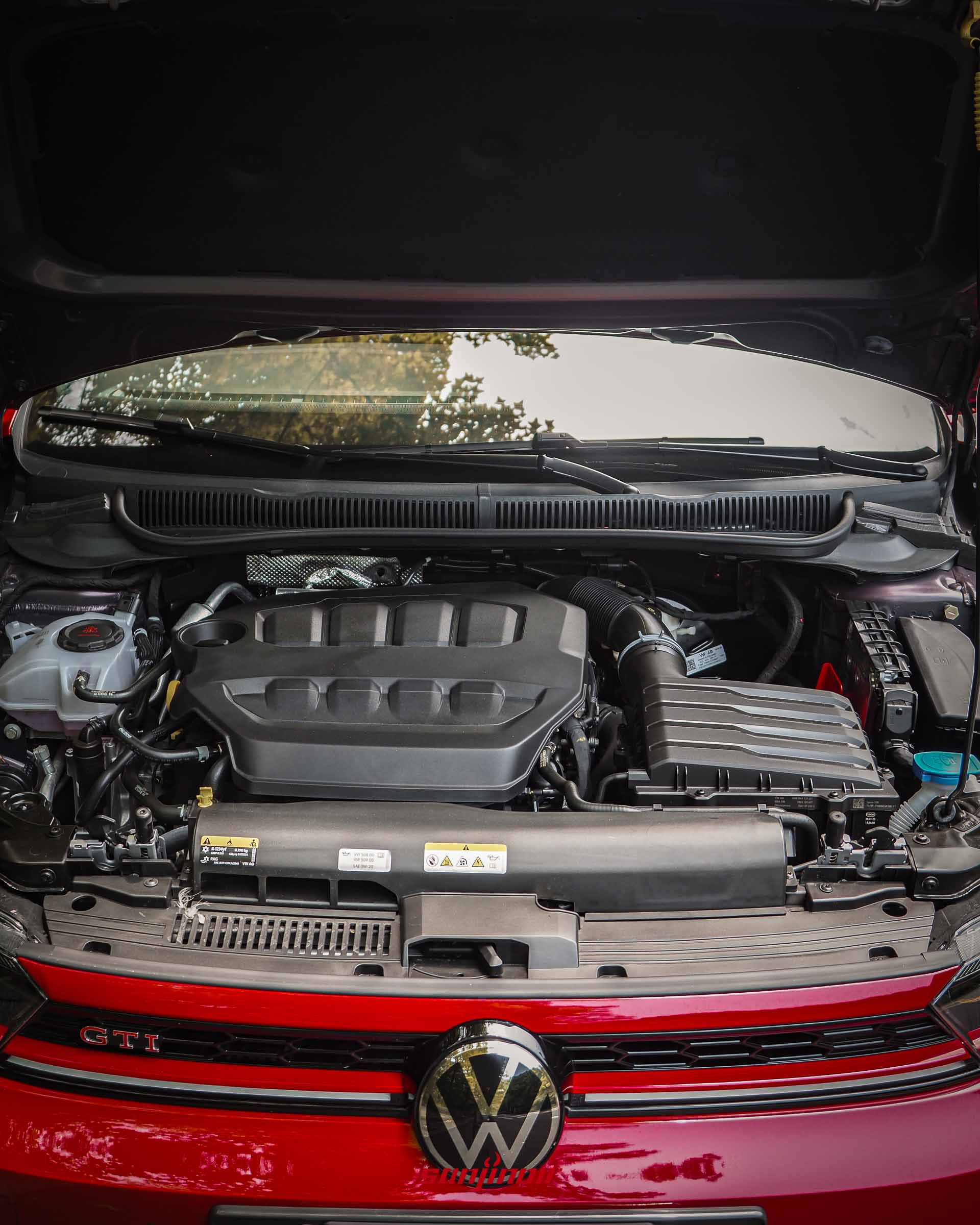 2026 Volkswagen Polo GTI引擎室內的2.0L直列四缸渦輪增壓引擎特寫。