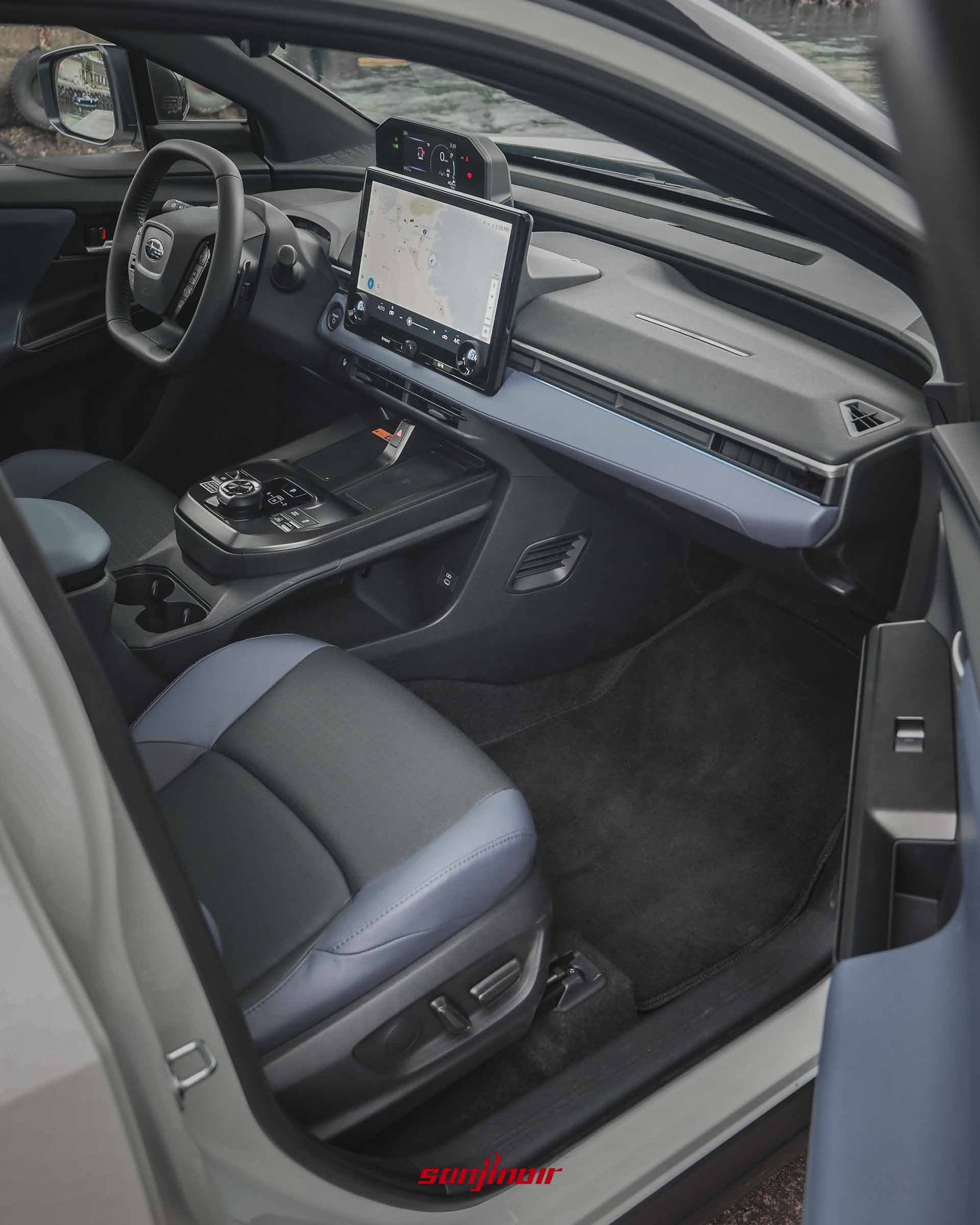 Subaru Solterra XT駕駛座內裝全景，包含平把式方向盤、數位儀表與中控螢幕。