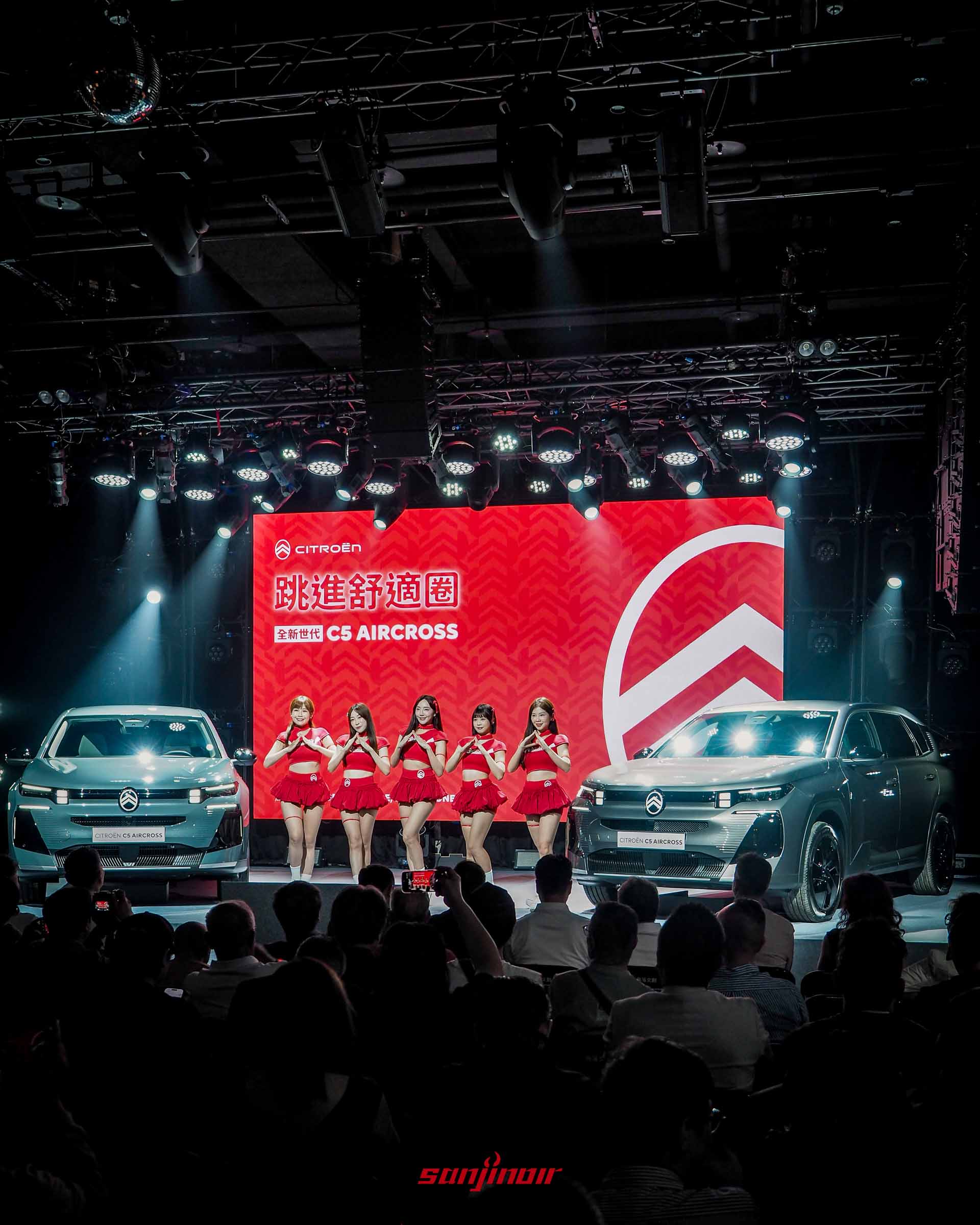 CITROËN C5 Aircross發表會舞台全景，兩側各停放一輛新車，中央為五位穿著紅色服裝的味全龍啦啦隊員正在跳舞，後方大螢幕寫著跳進舒適圈。