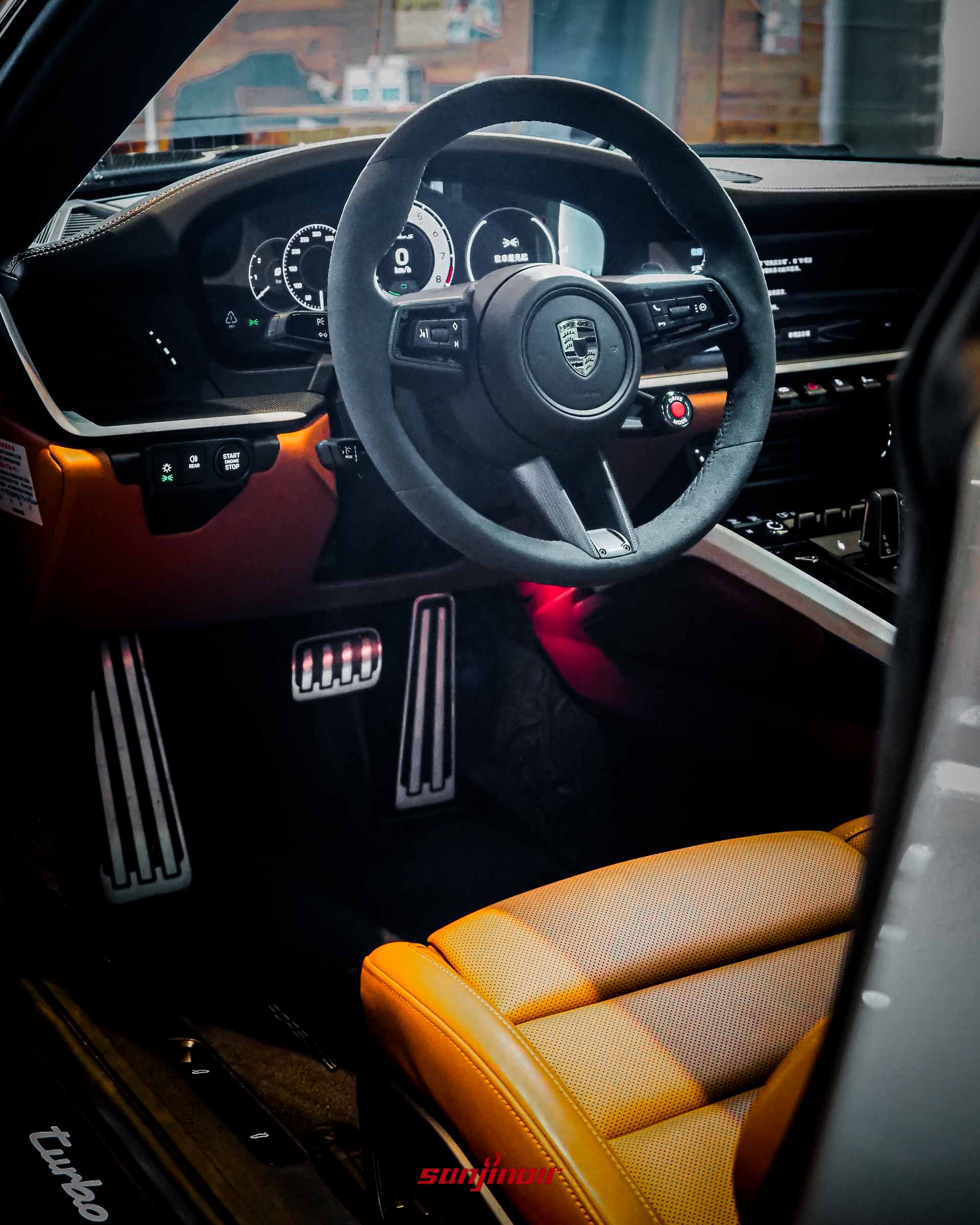 2026 Porsche 911 Turbo S駕駛座視角,展示方向盤與數位儀錶板。