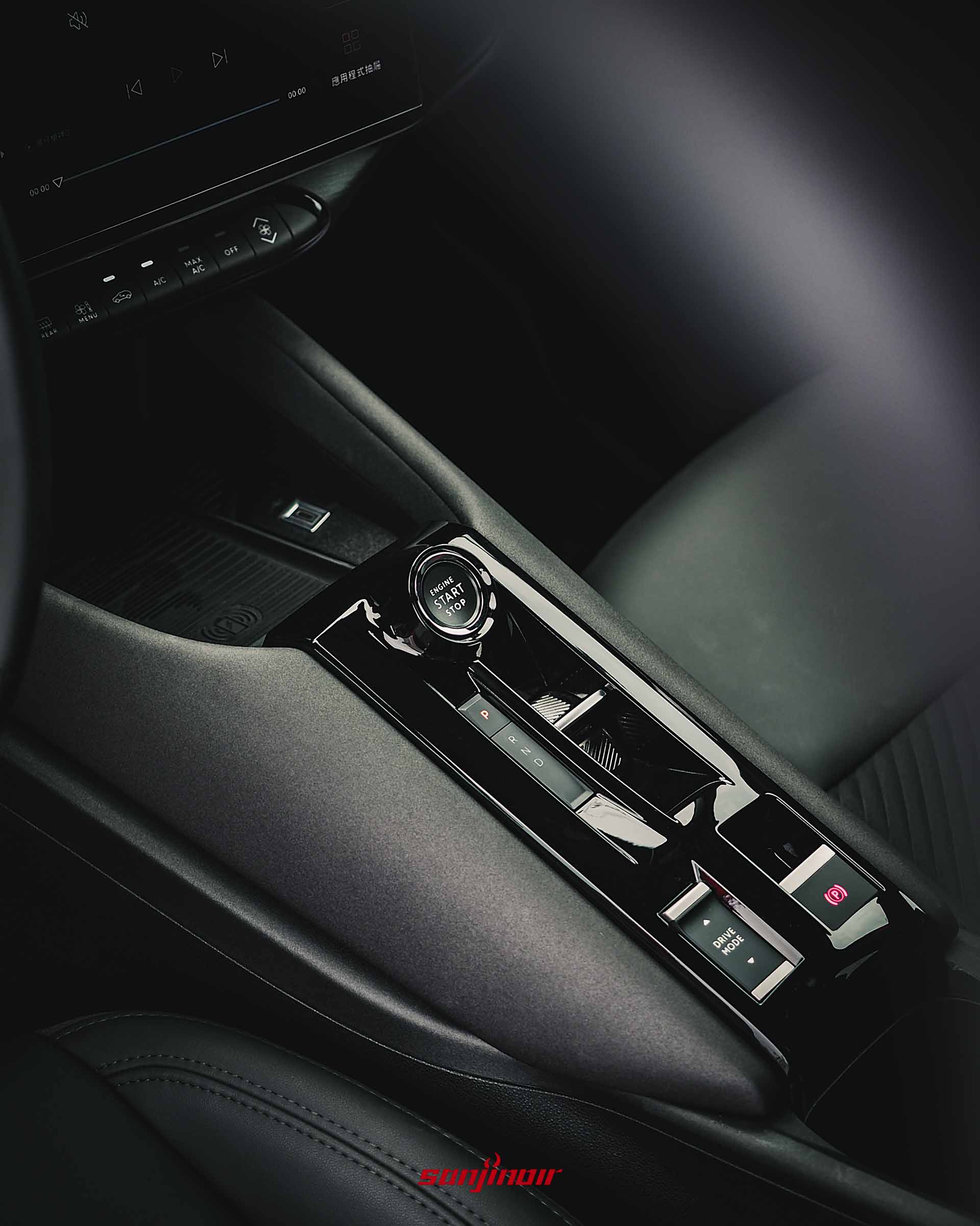 Alfa Romeo Junior中央鞍座特寫,展示引擎啟動鈕、R/N/D排檔撥片、電子手煞車與Drive Mode駕駛模式切換鍵。