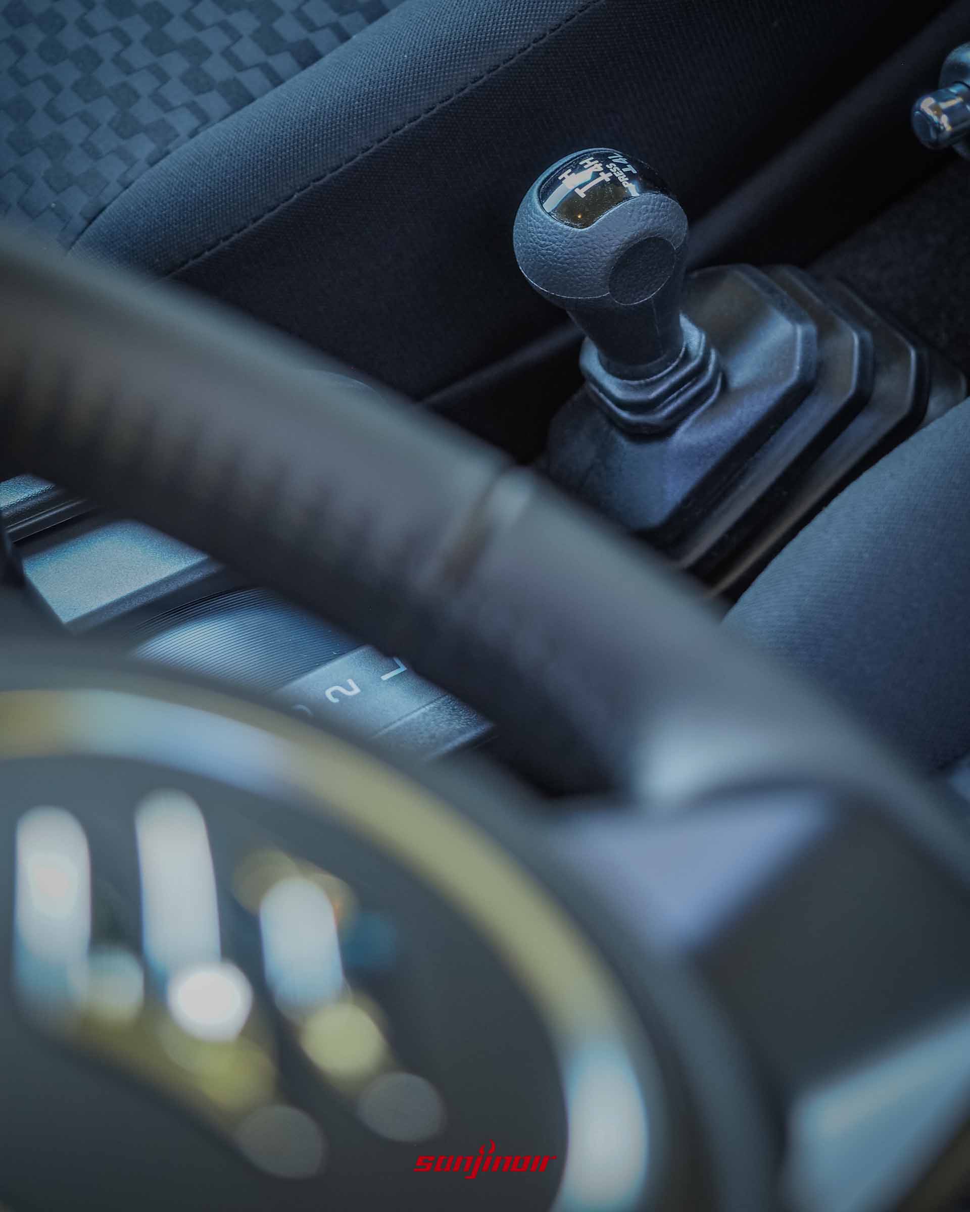 SUZUKI Jimny車內中央鞍座的加力箱排檔桿特寫照。