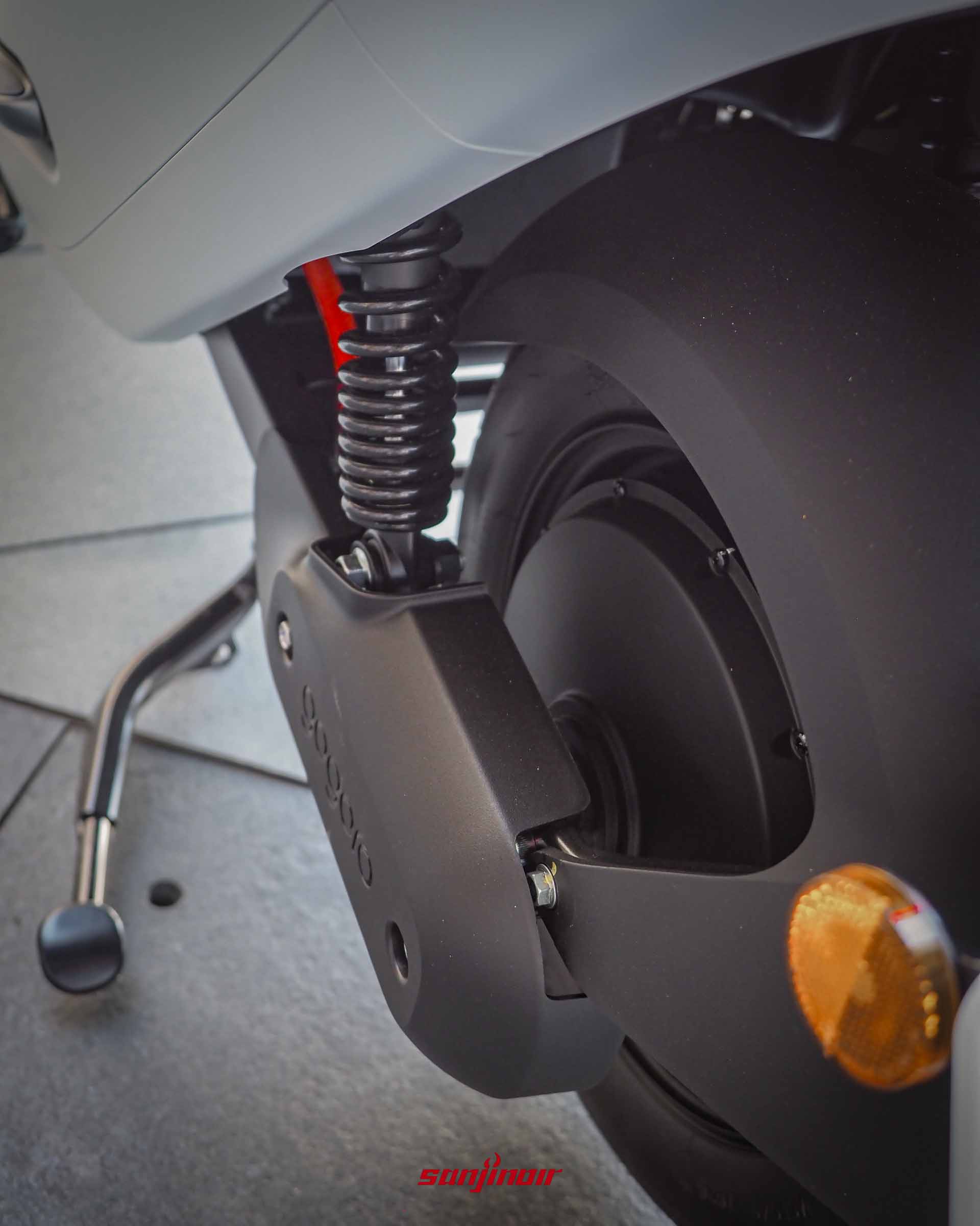 Gogoro Luna左後輪轂馬達與黑色彈簧避震器特寫照片。