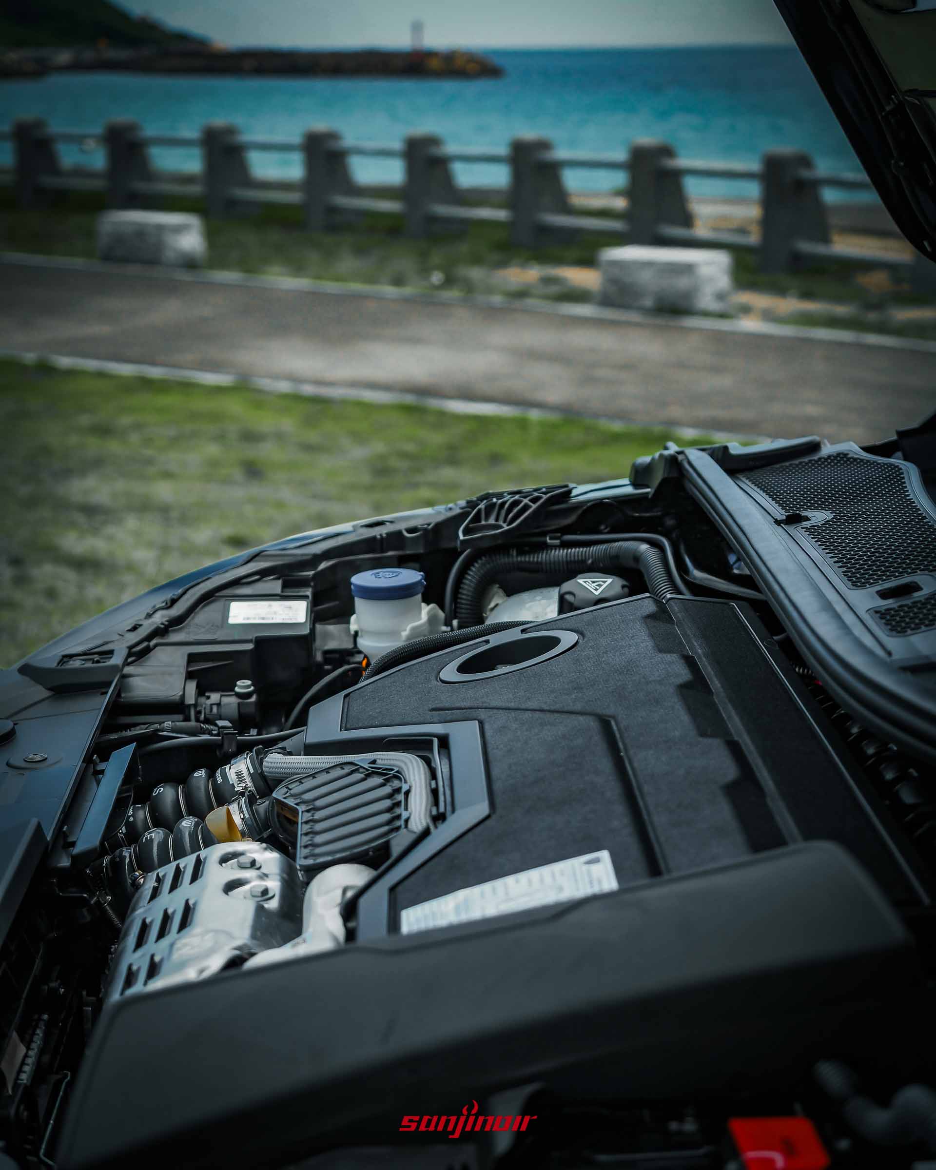 PEUGEOT 208 Hybrid引擎室展示1.2L PureTech引擎與相關組件。