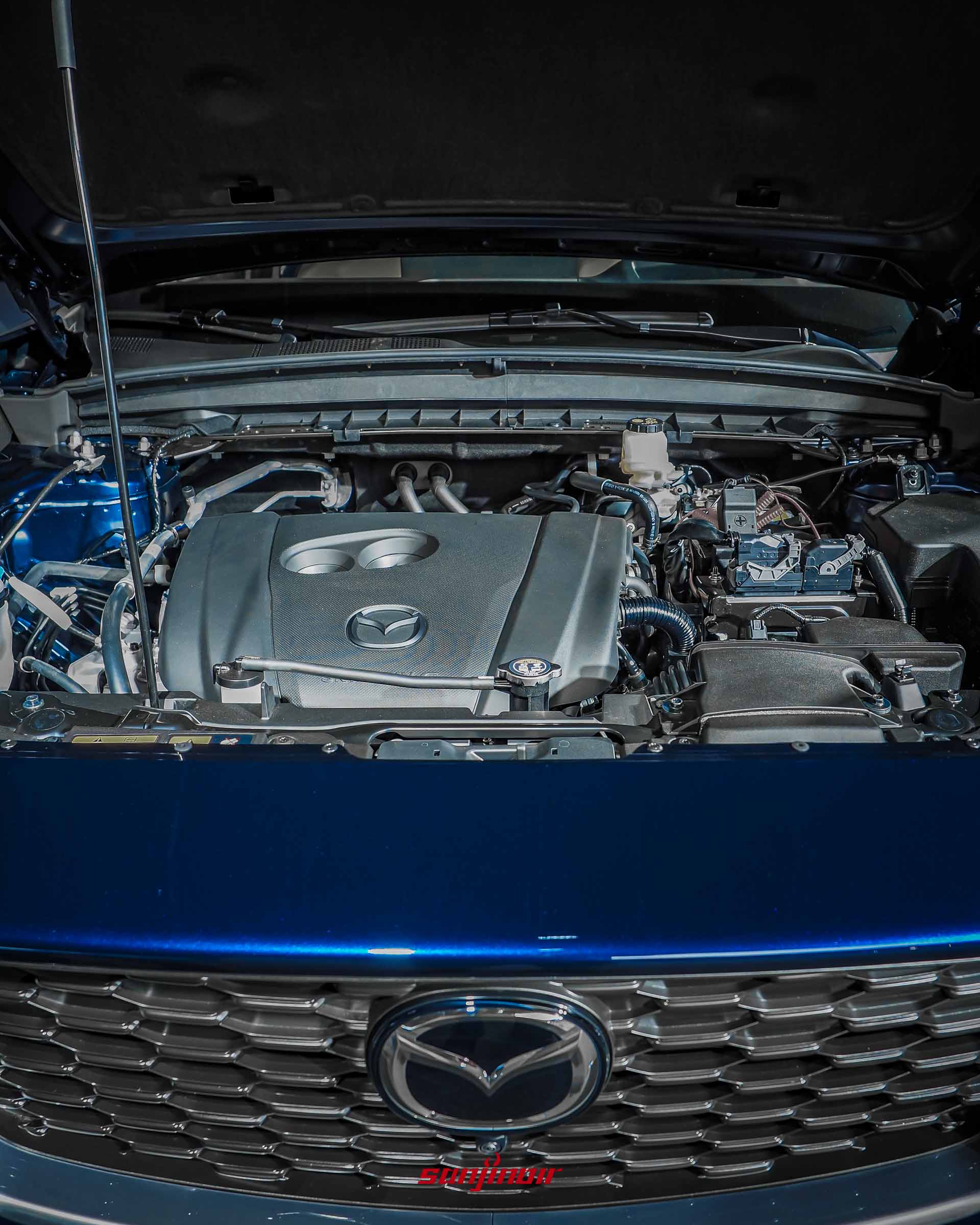打開引擎蓋的MAZDA CX-5，展示內部排列整齊的2.5升直列四缸引擎本體與相關機件。