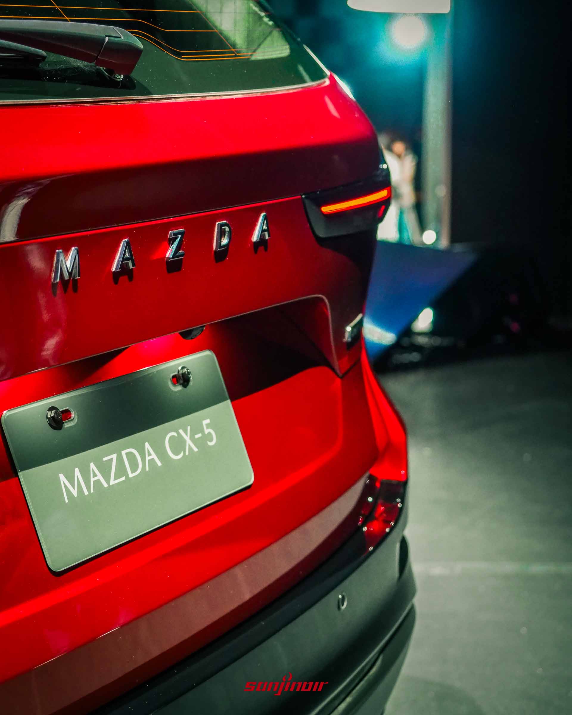 全新MAZDA CX-5車尾特寫,展示橫向排列的MAZDA字樣廠徽與部分LED尾燈線條。