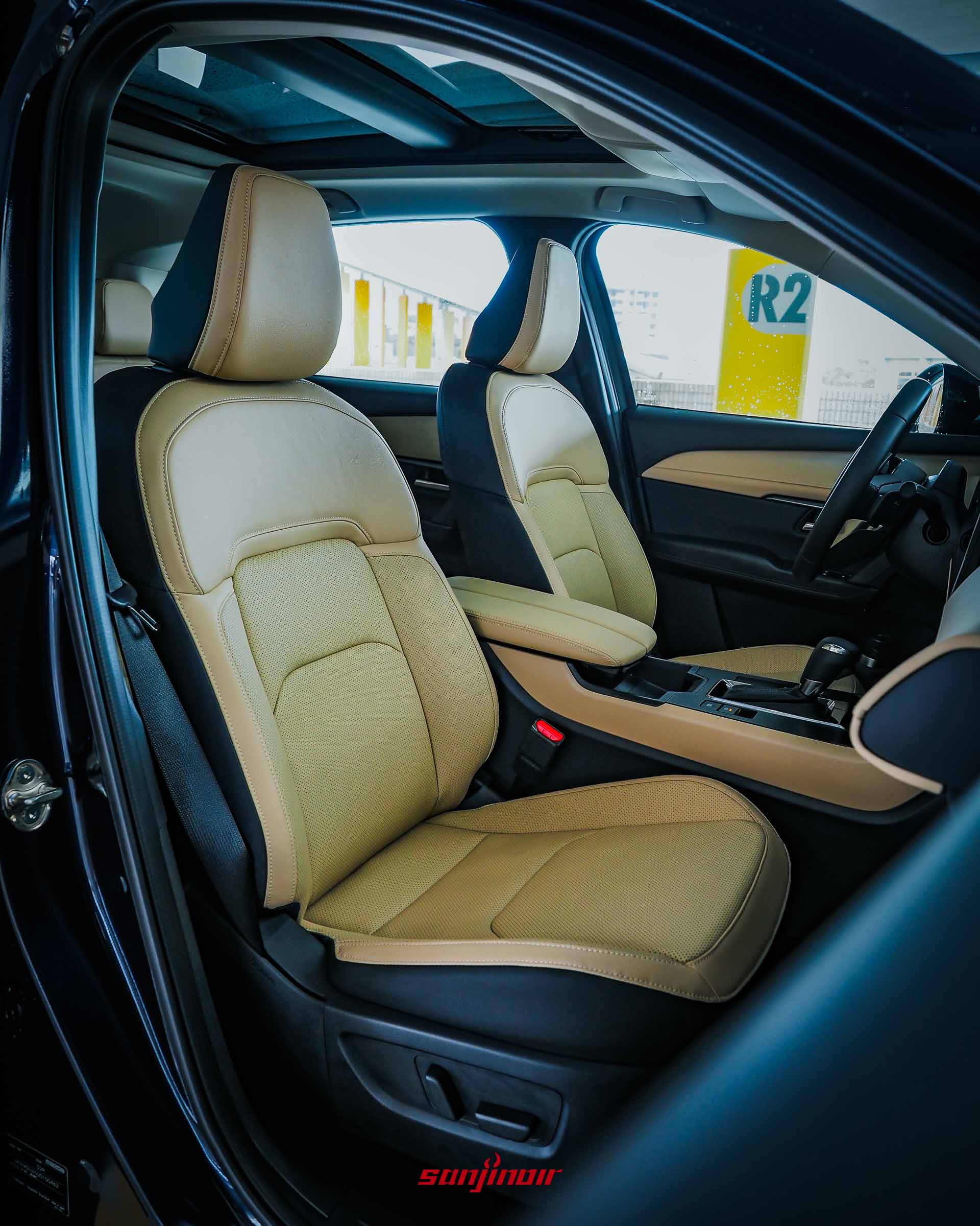 MAZDA CX-5前座荒漠棕色Nappa真皮座椅特寫,展示座椅打孔設計與立體剪裁。