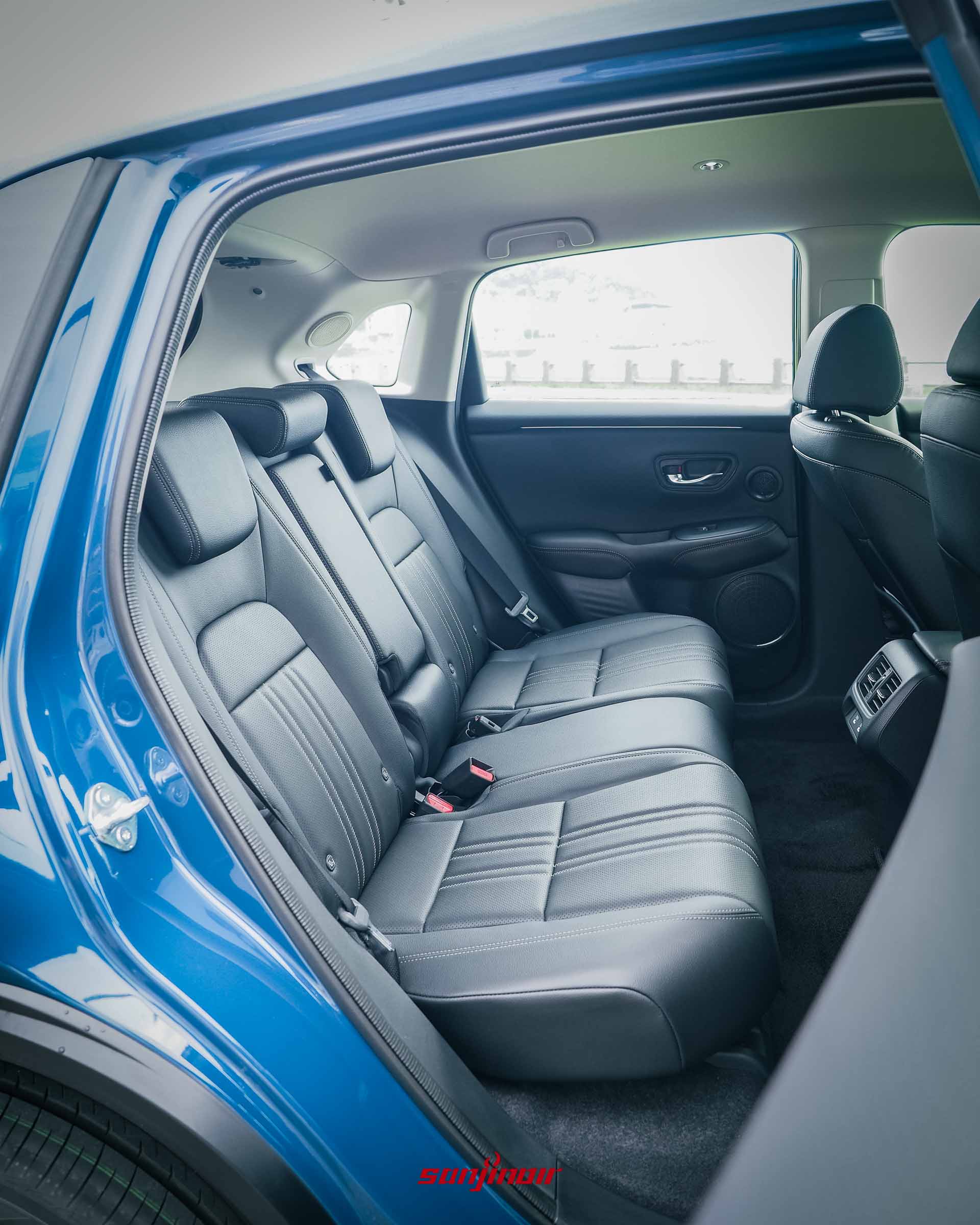 2026 HONDA ZR-V e:HEV後座黑色皮質座椅空間。
