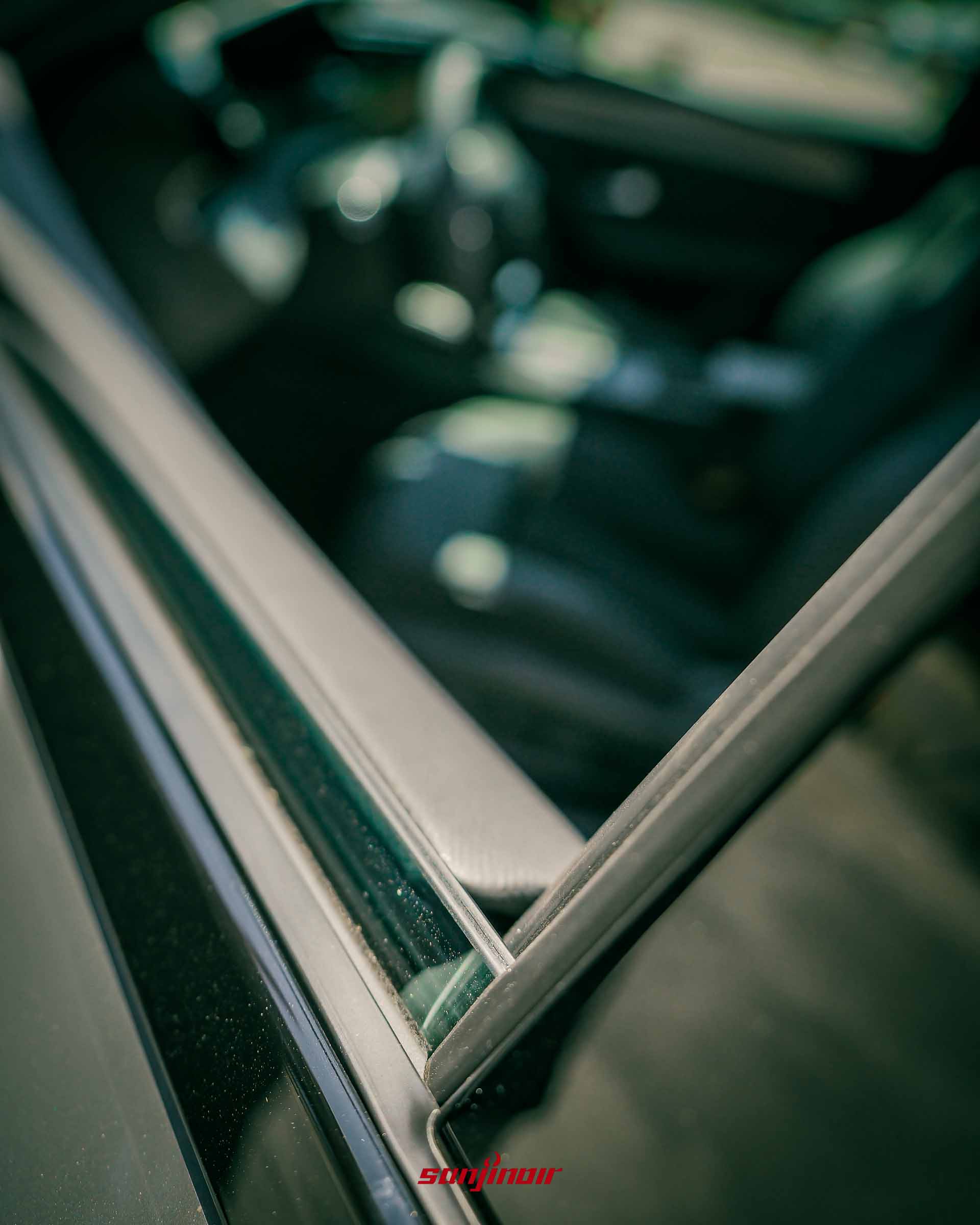 PEUGEOT 408車窗邊框區域的特寫,隱約可見車室內裝細節。