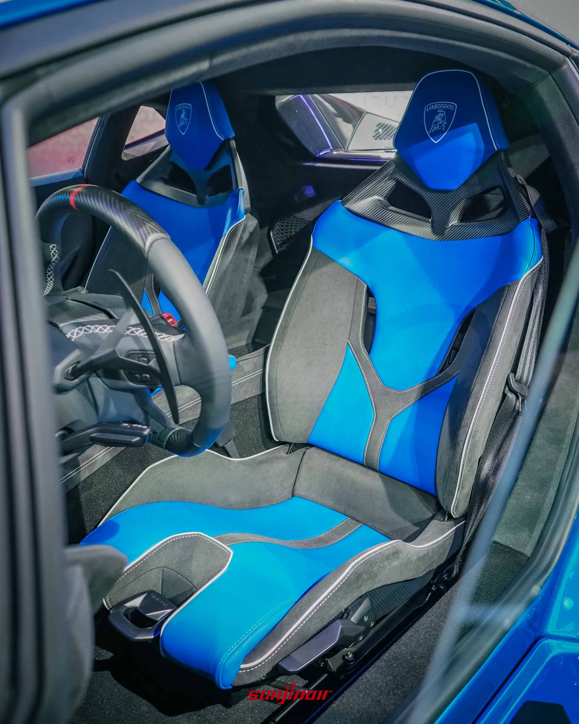 蠻牛犇擎盛典富邦美術館現場展示 Temerario 與 Revuelto