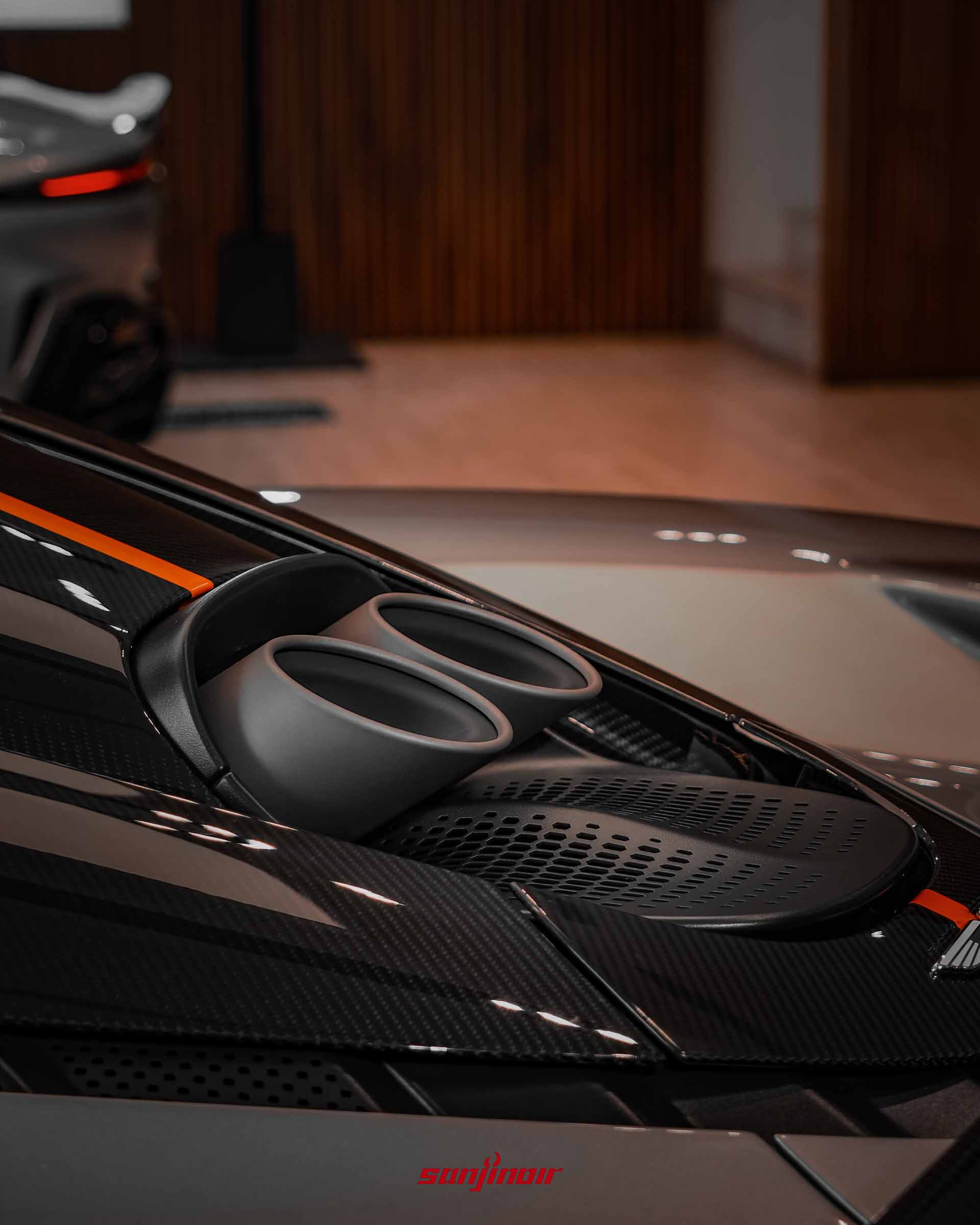 中置雙出排氣尾管開口與耐高溫飾板特寫