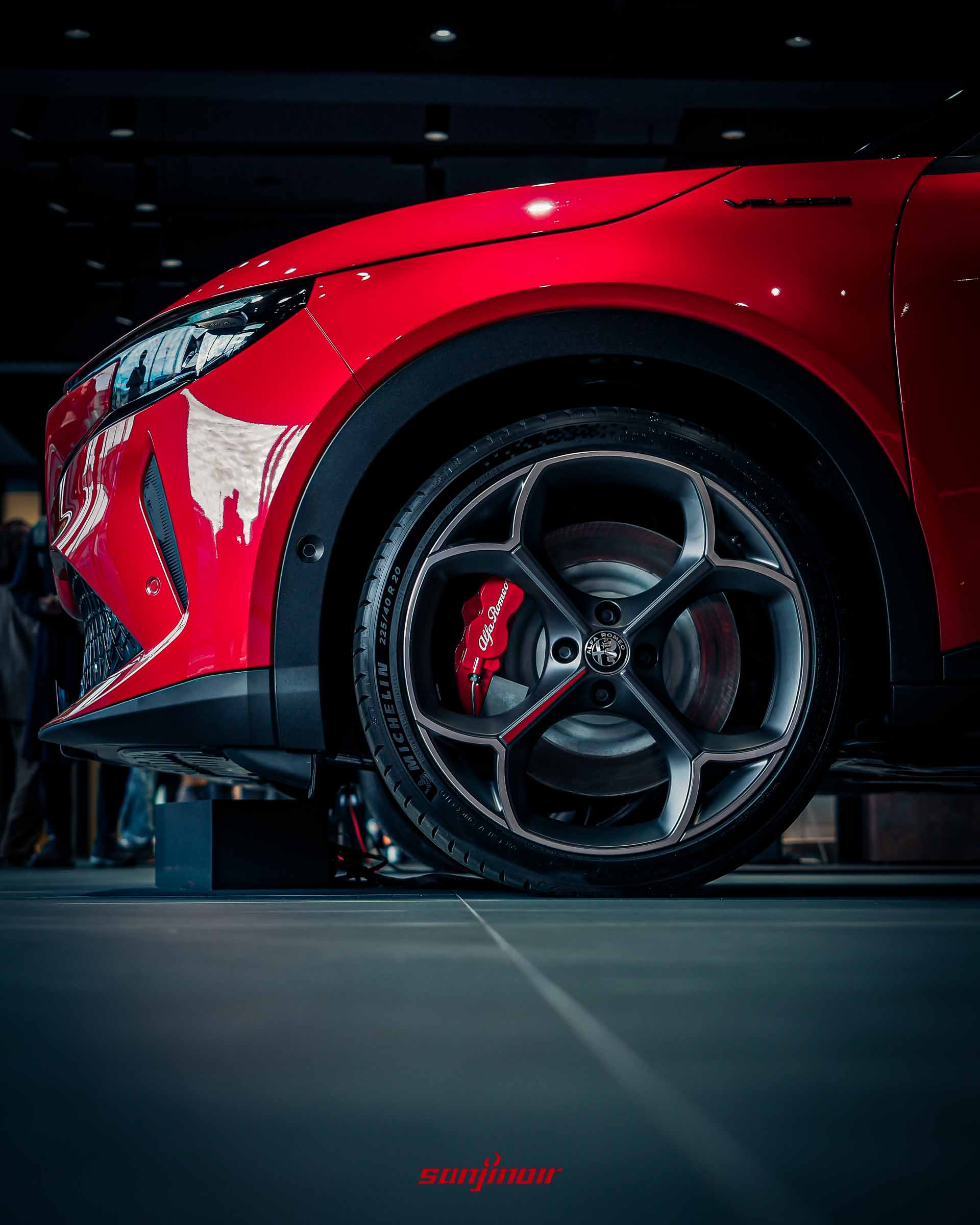 2026台北車展新車特寫，Alfa Romeo Junior前輪展示五孔式鋁圈與紅色Alfa Romeo煞車卡鉗。
