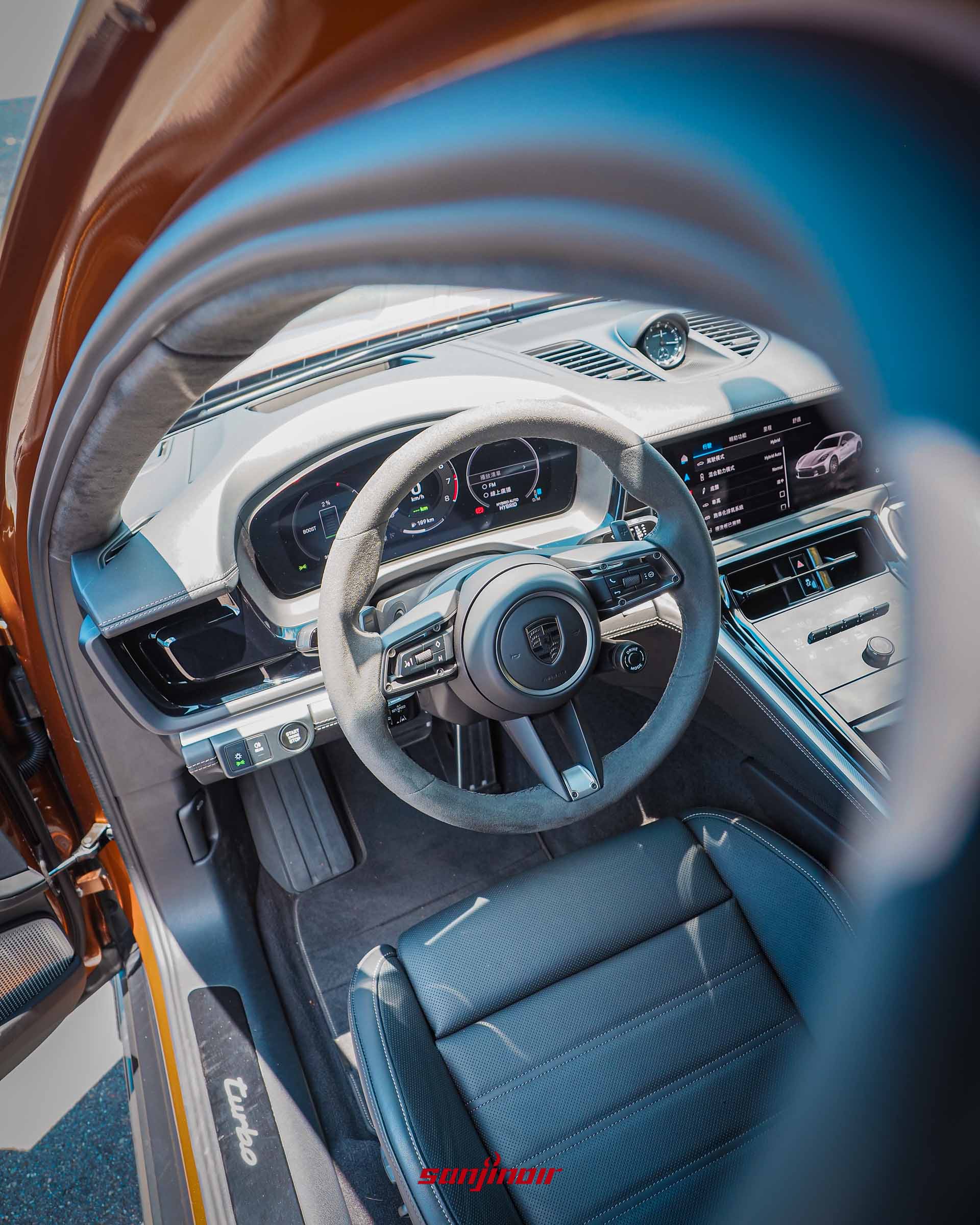Porsche Panamera 數位駕駛座艙內裝與 Race-Tex 方向盤。