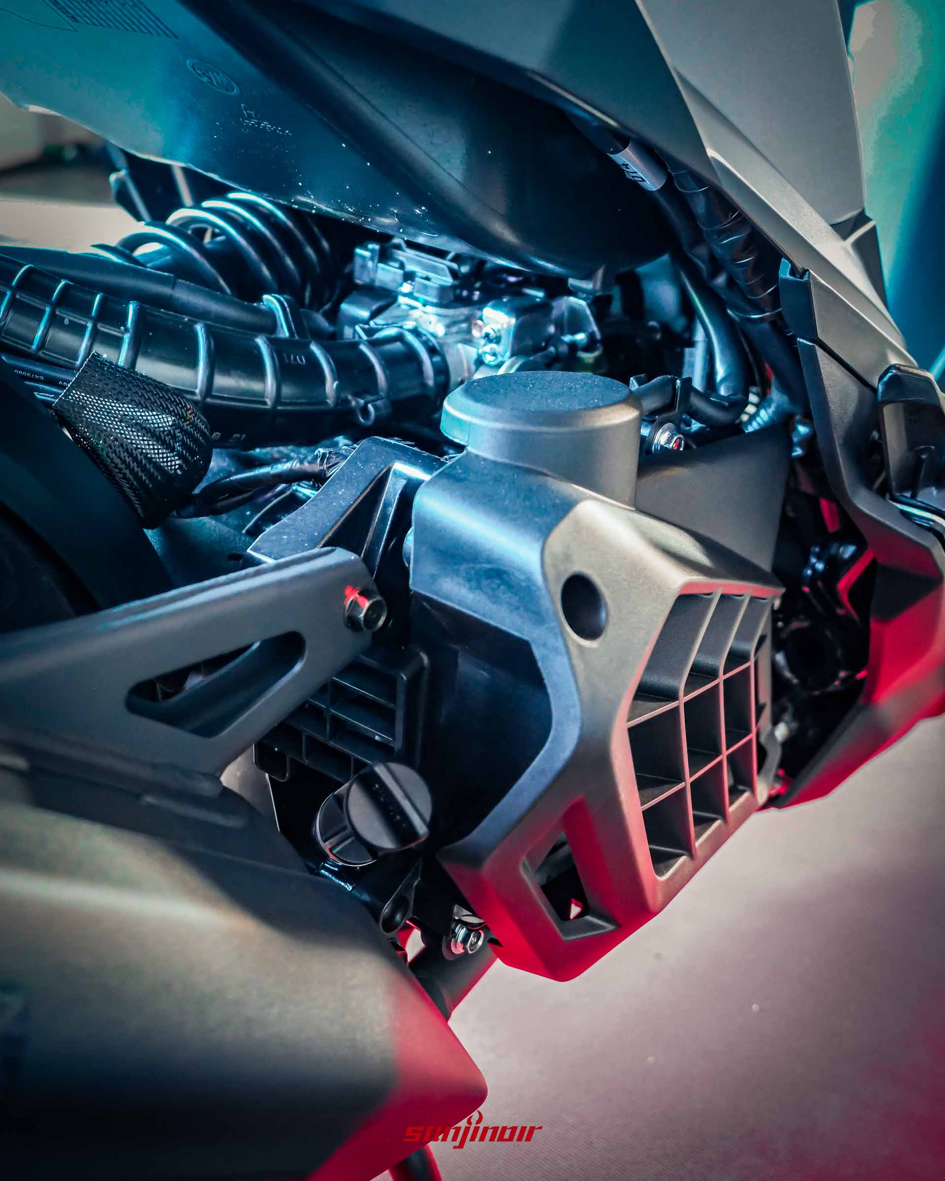 2026年式樣SYM DRGBT引擎室與進氣歧管結構特寫。