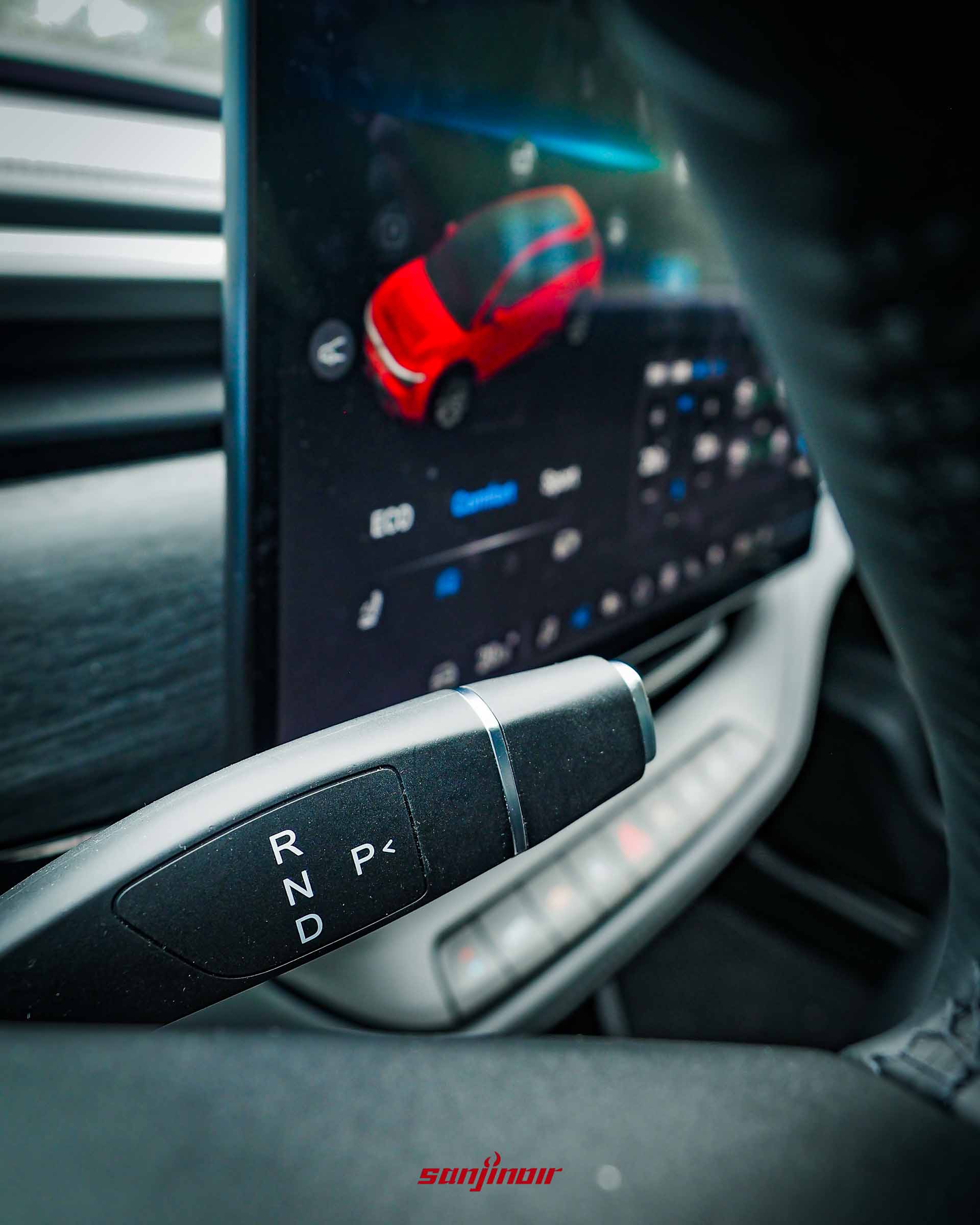 Foxtron Bria Emerge位於方向盤右後方的懷檔排檔桿特寫。