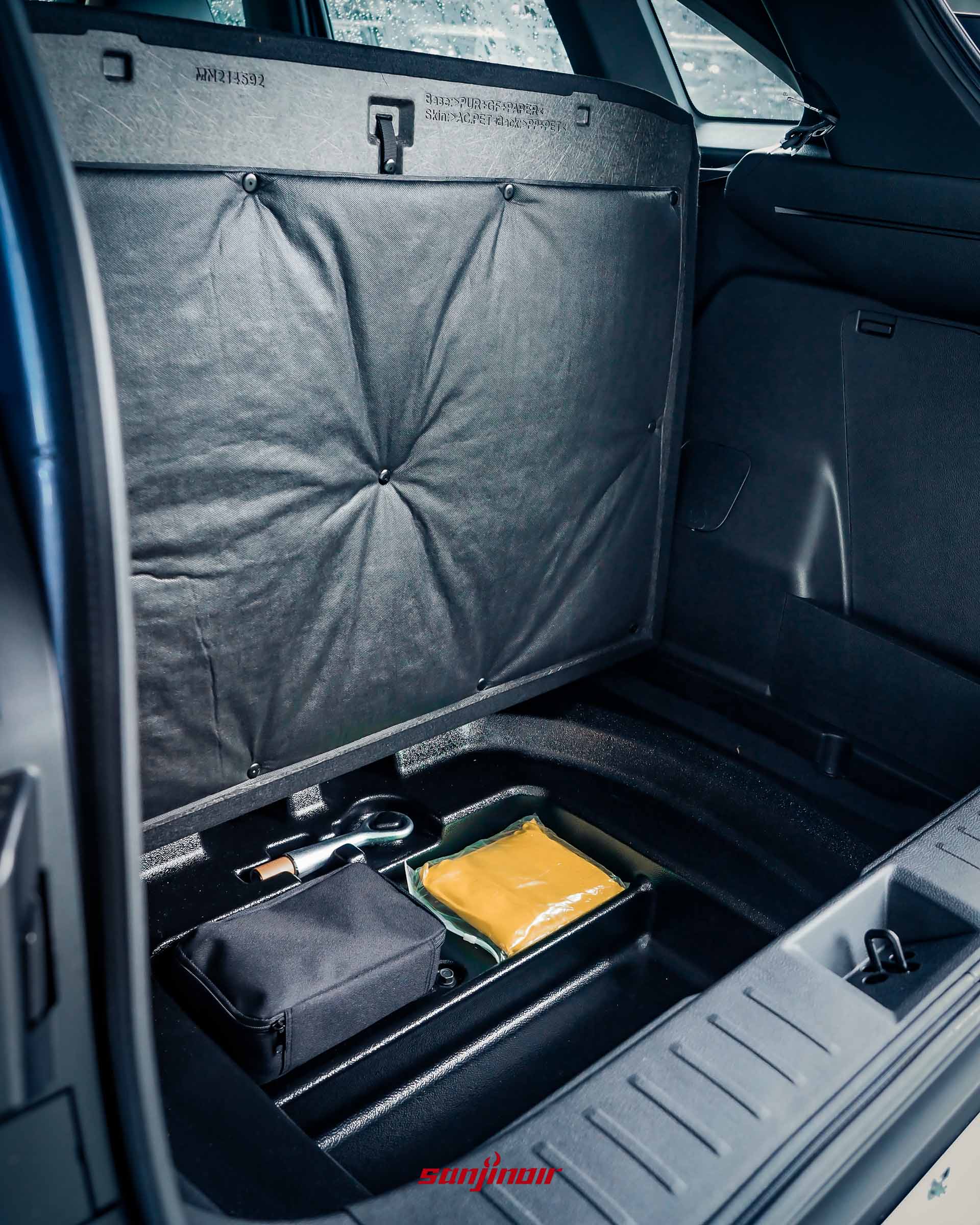 掀開Mitsubishi XForce狂享版行李廂底板，展示下方隱藏收納空間。