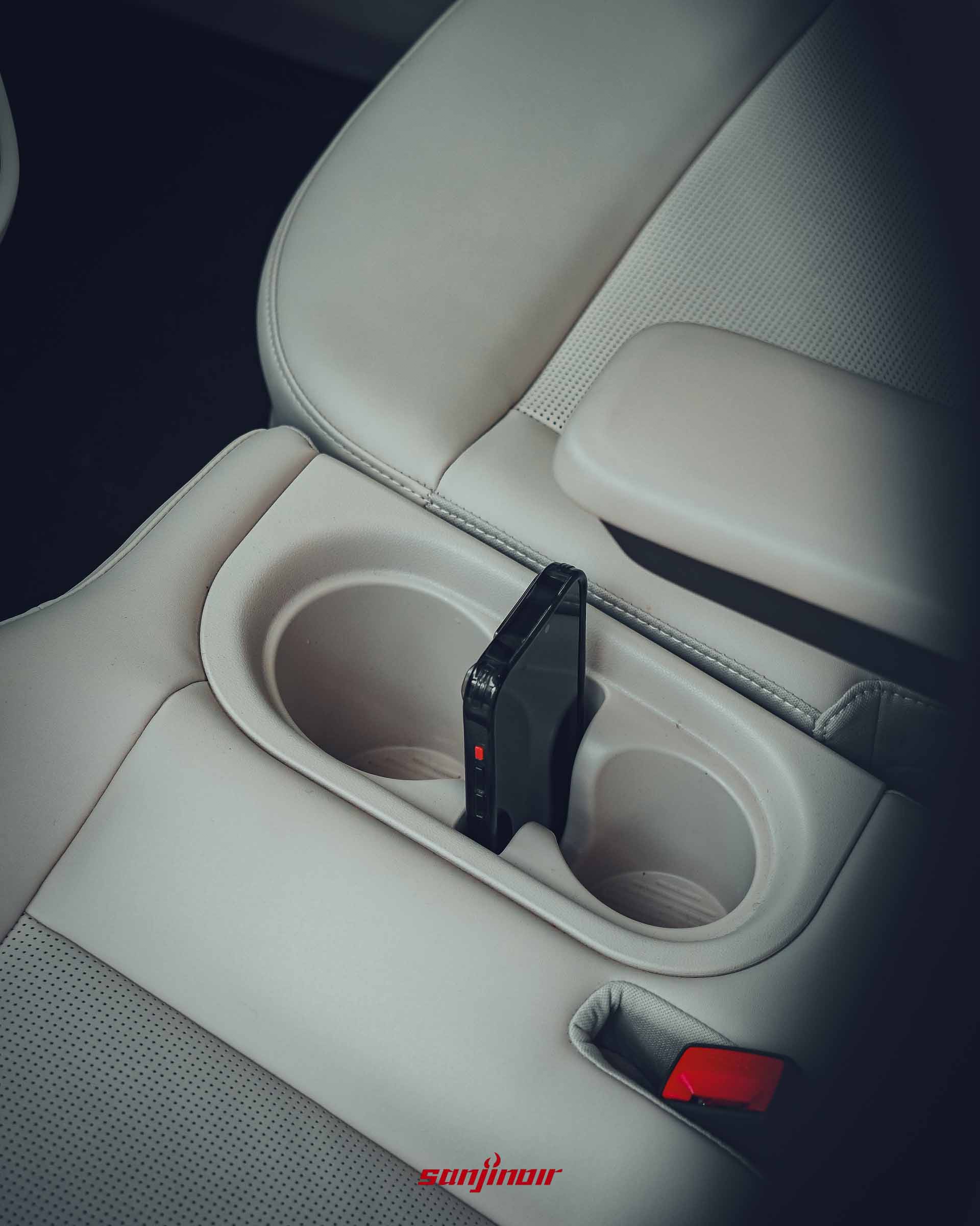 Hyundai Inster 駕駛座側專屬杯架與手機放置槽特寫。