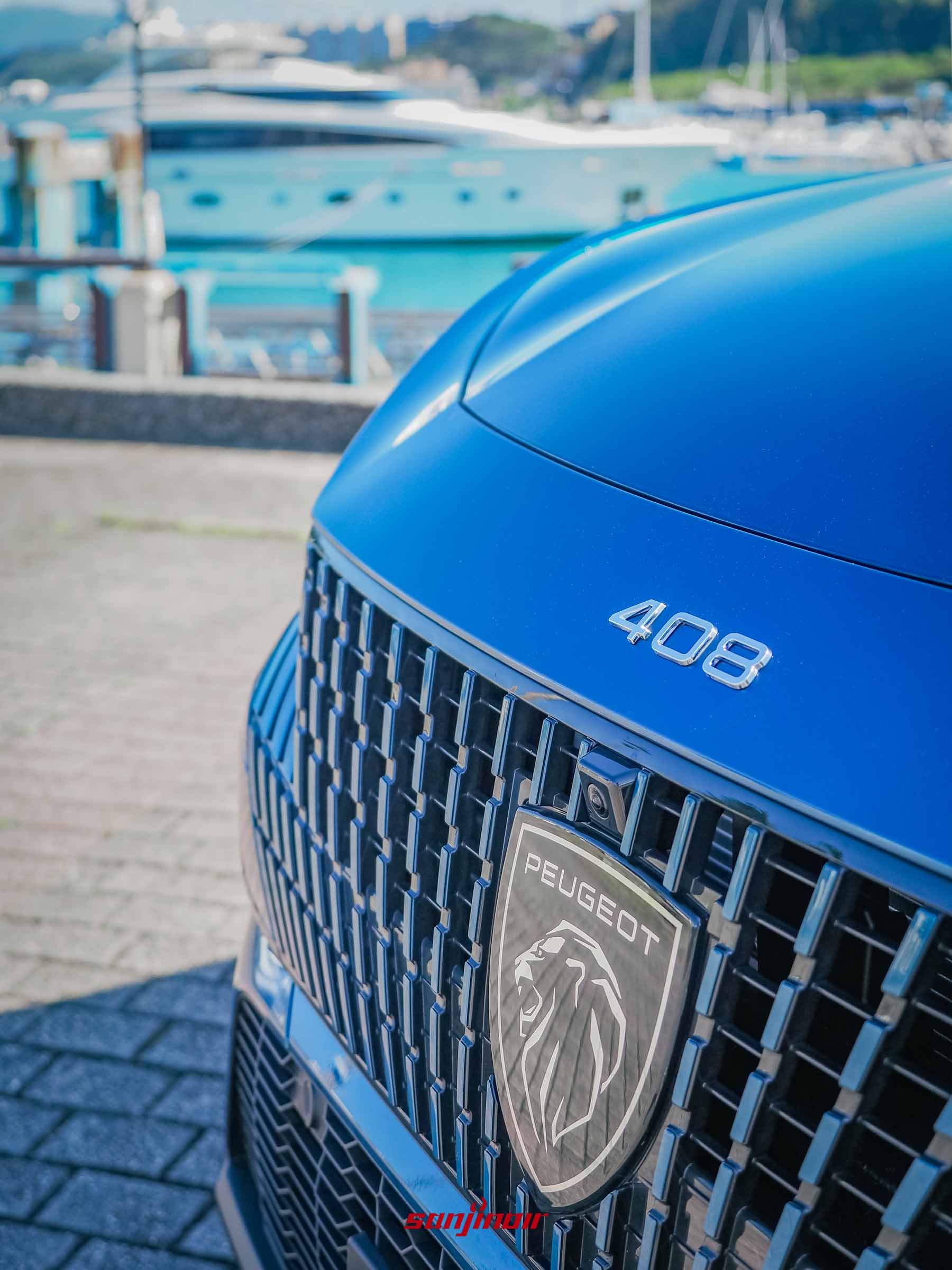 2026 PEUGEOT 408 GT Rapide車頭水箱護罩特寫，包含PEUGEOT全新盾型廠徽與408車型銘牌。