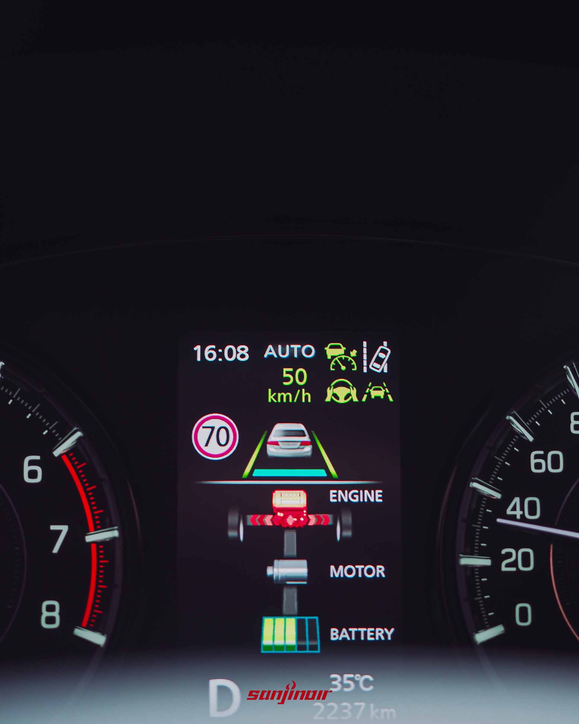 儀錶板畫面特寫，顯示Level 2駕駛輔助系統啟動圖示與時速。