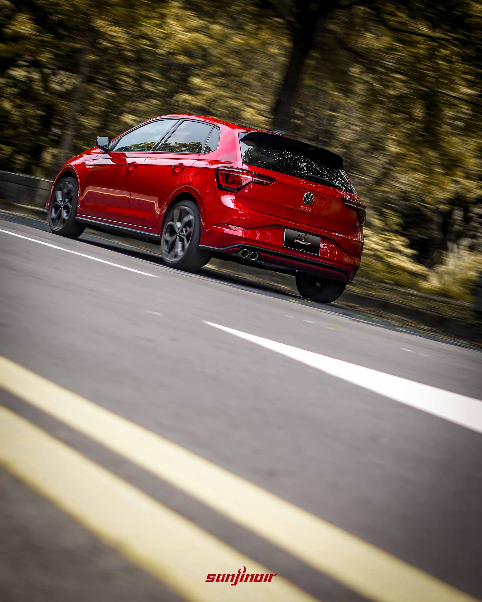 2026 Volkswagen Polo GTI在山林道路上行駛的車尾動態追焦照。