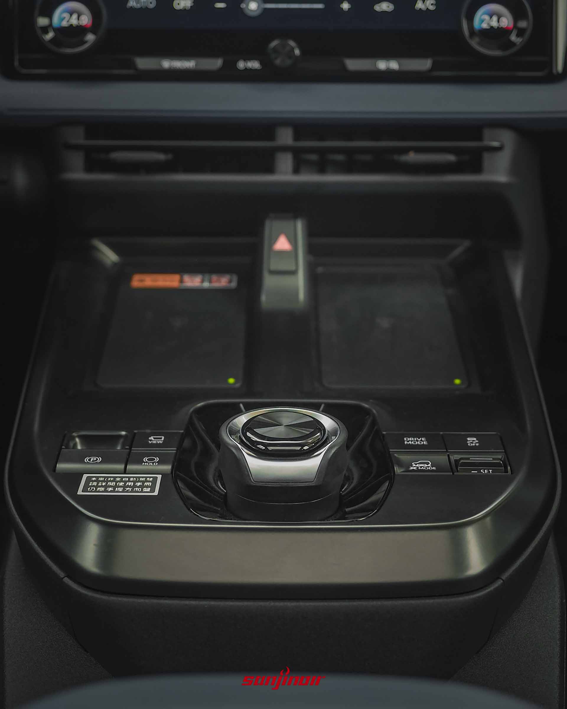 Subaru Solterra XT中央鞍座特寫，展示旋鈕排檔、雙手機無線充電板與控制按鍵。
