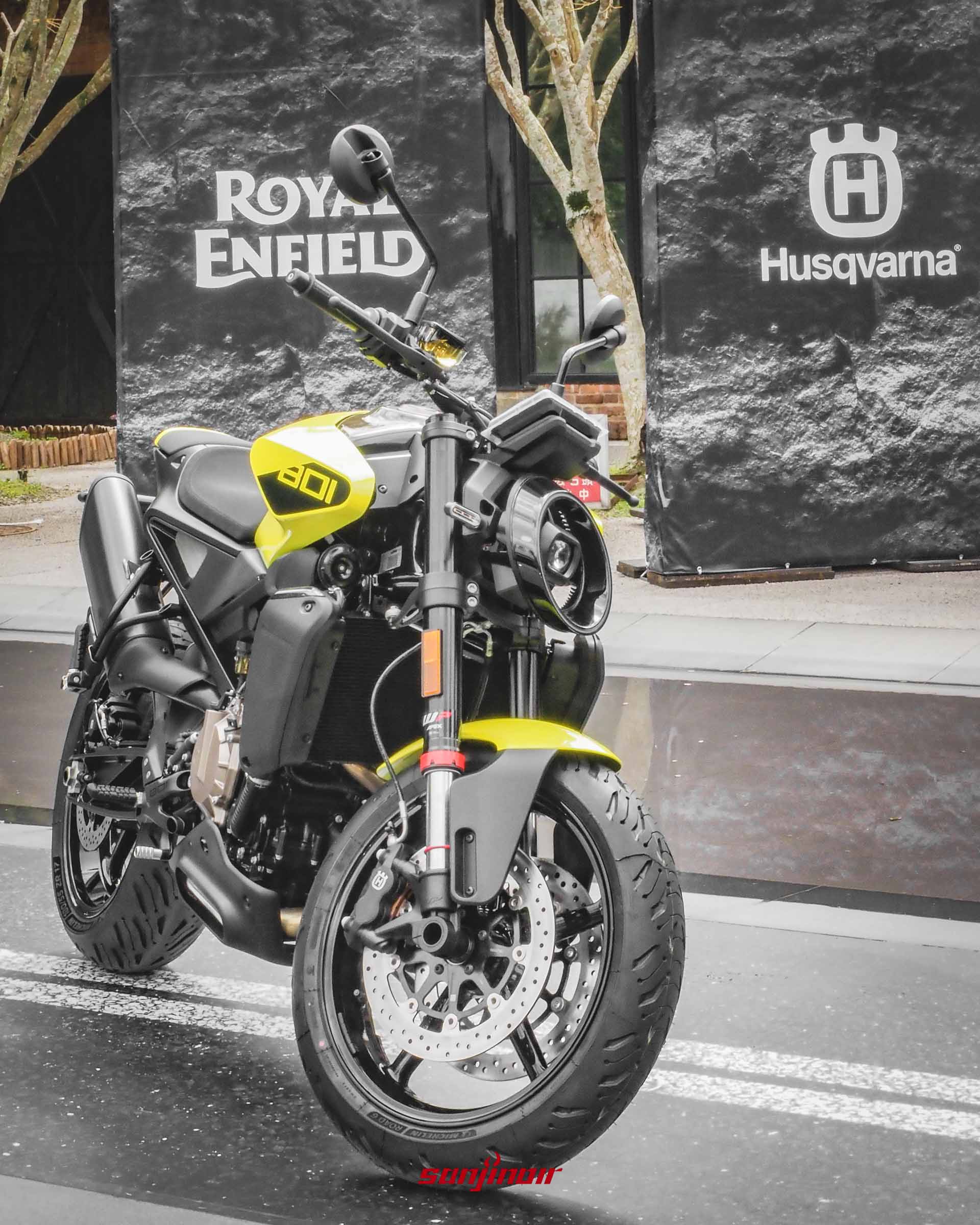 Husqvarna Vitpilen 801摩托車展示，車身採用亮黃色與黑色搭配，具備獨特圓形LED頭燈設計。