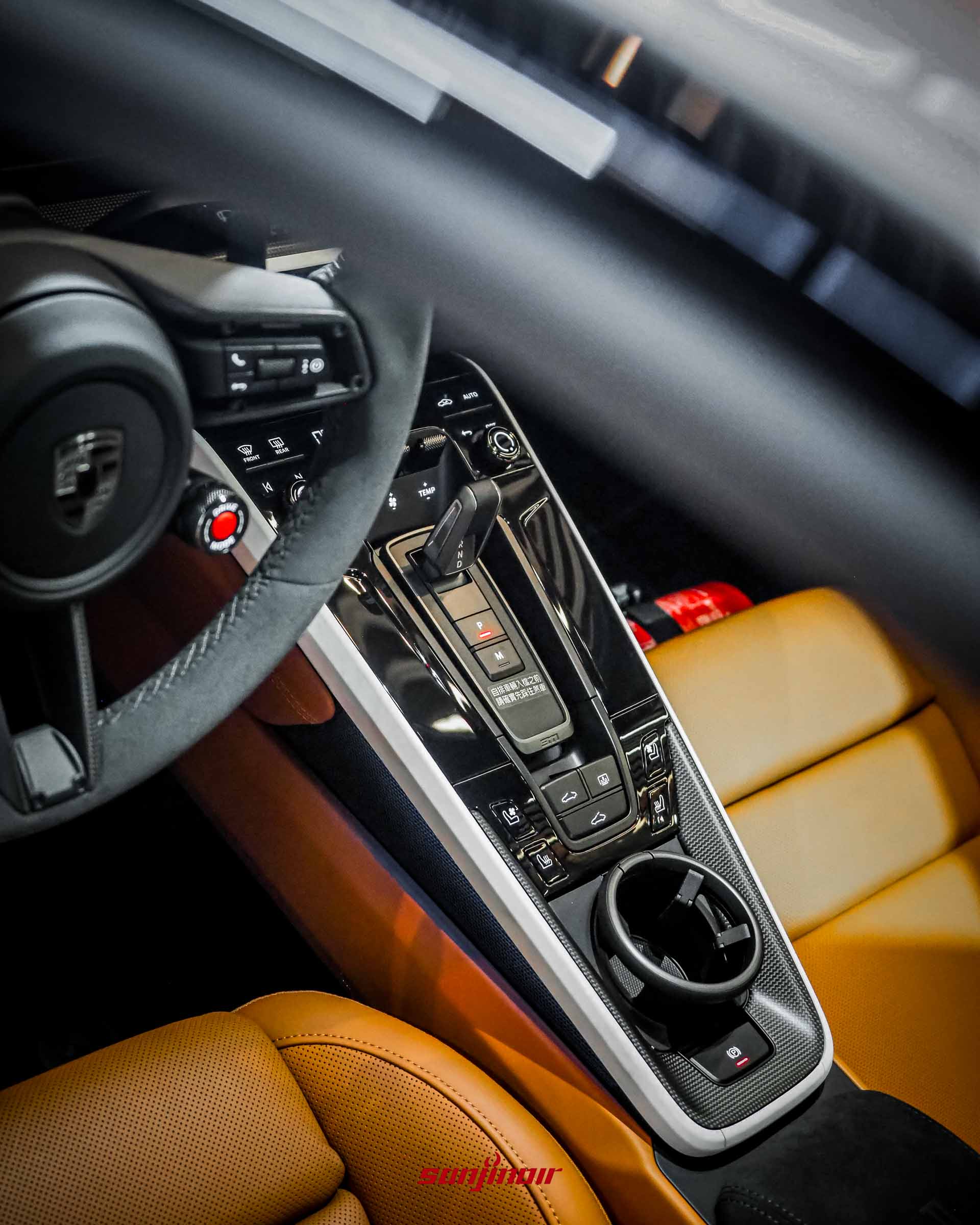 2026 Porsche 911 Turbo S中央鞍座與鋁合金PDK排檔桿。