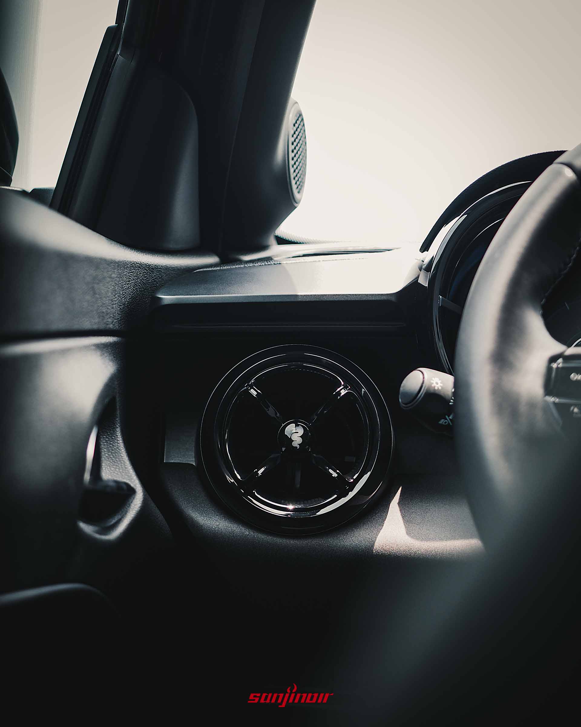 Alfa Romeo Junior冷氣出風口特寫,渦輪葉片造型的圓形出風口中央帶有微小的Alfa Romeo蛇形廠徽。